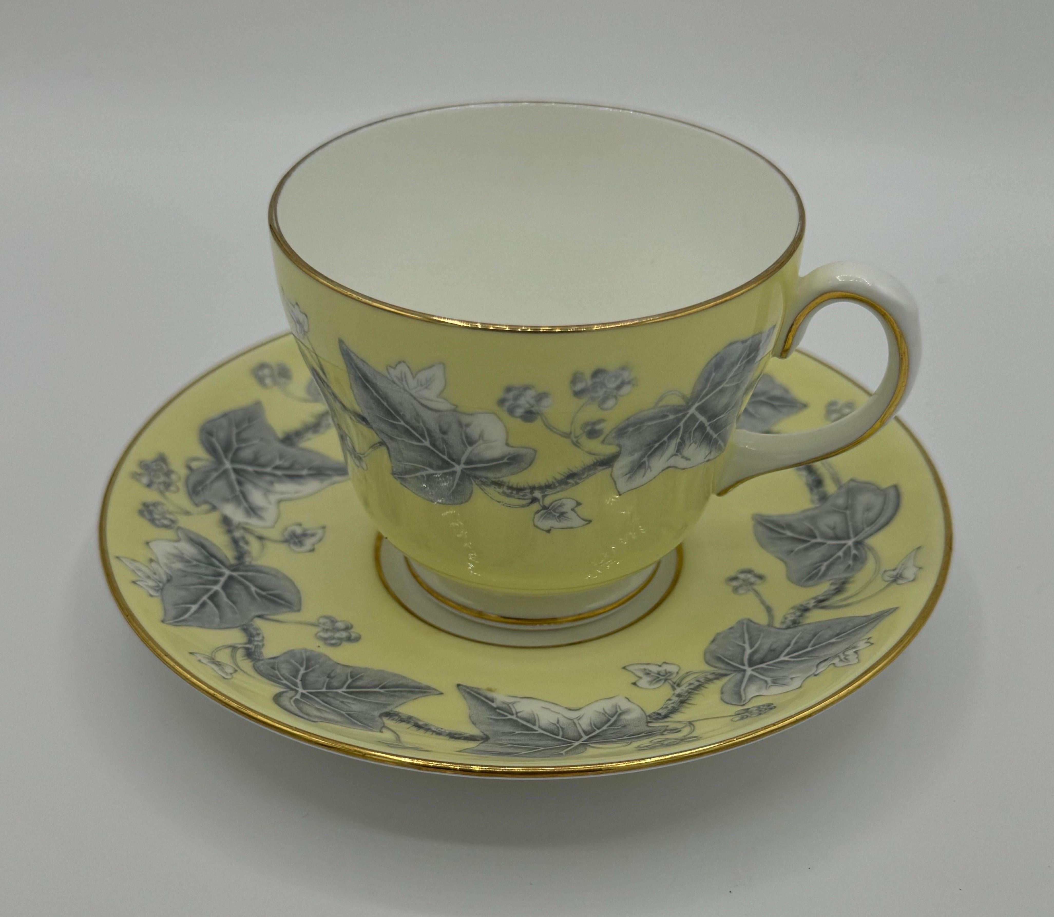 Cuit Wedgewood Service de table 6 pièces pour 12 Wedgewood 'Josephine Yellow' Bone China en vente