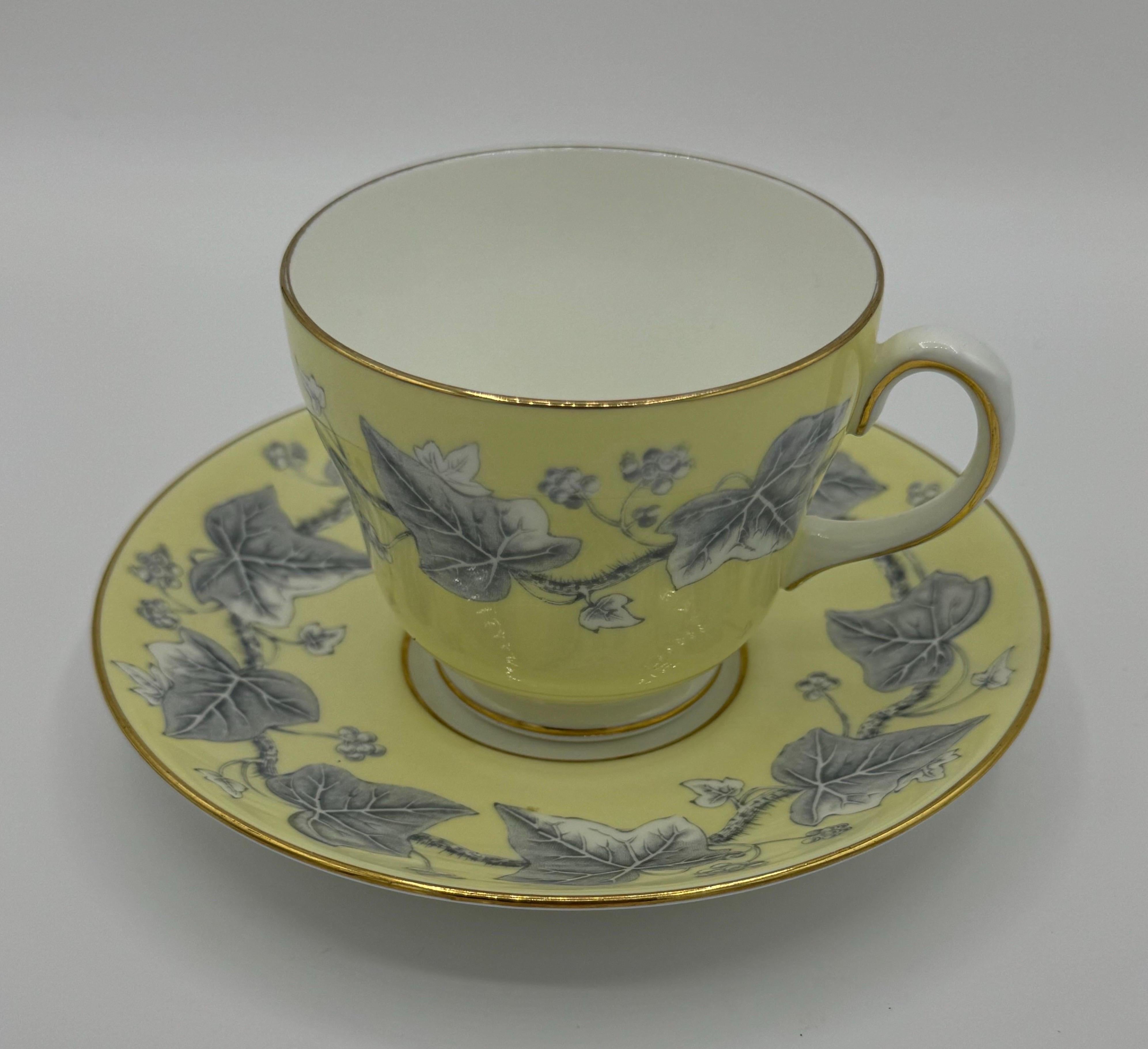 Wedgewood Service de table 6 pièces pour 12 Wedgewood 'Josephine Yellow' Bone China Bon état - En vente à Huntington, NY