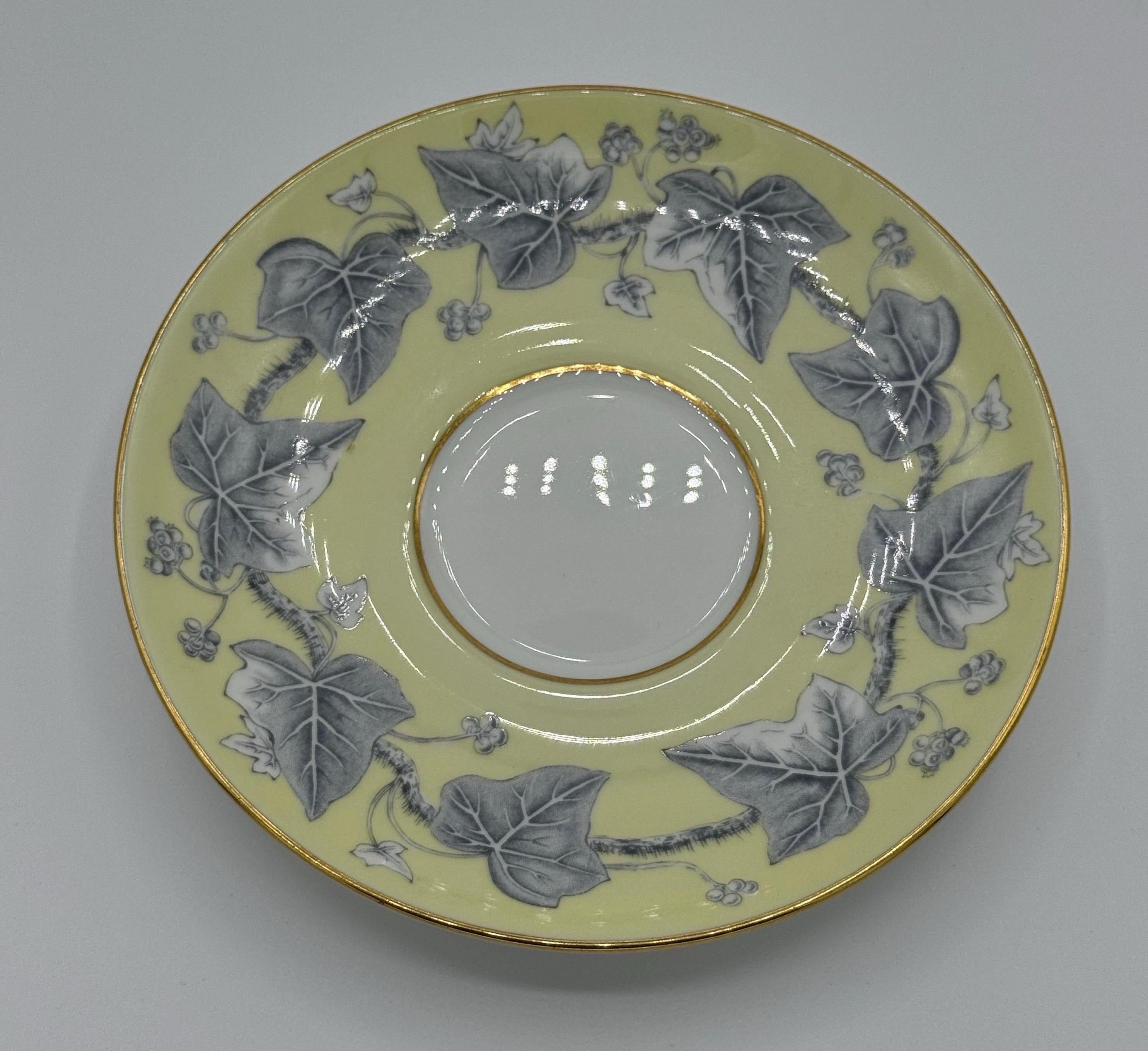 20ième siècle Wedgewood Service de table 6 pièces pour 12 Wedgewood 'Josephine Yellow' Bone China en vente