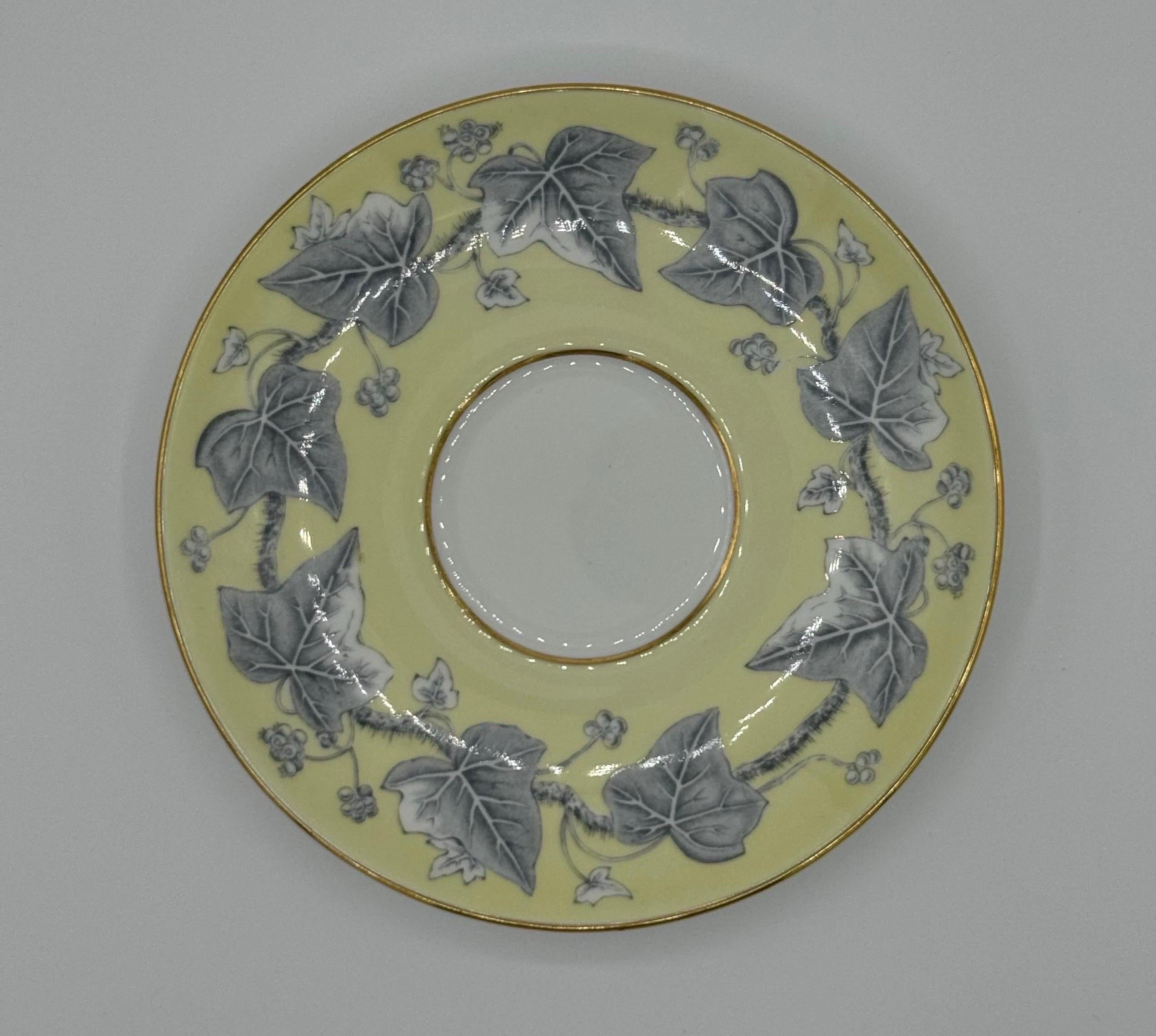 Porcelaine Wedgewood Service de table 6 pièces pour 12 Wedgewood 'Josephine Yellow' Bone China en vente
