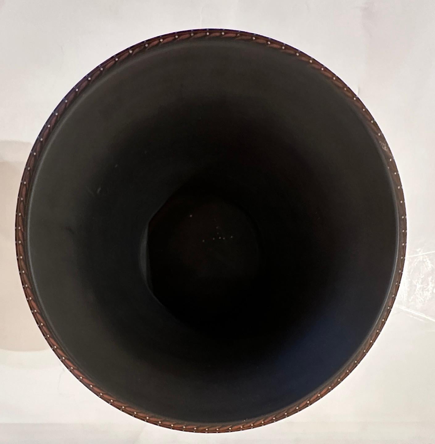 Wedgewood Urne aus schwarzem Basaltstein (Neuägyptisch) im Angebot