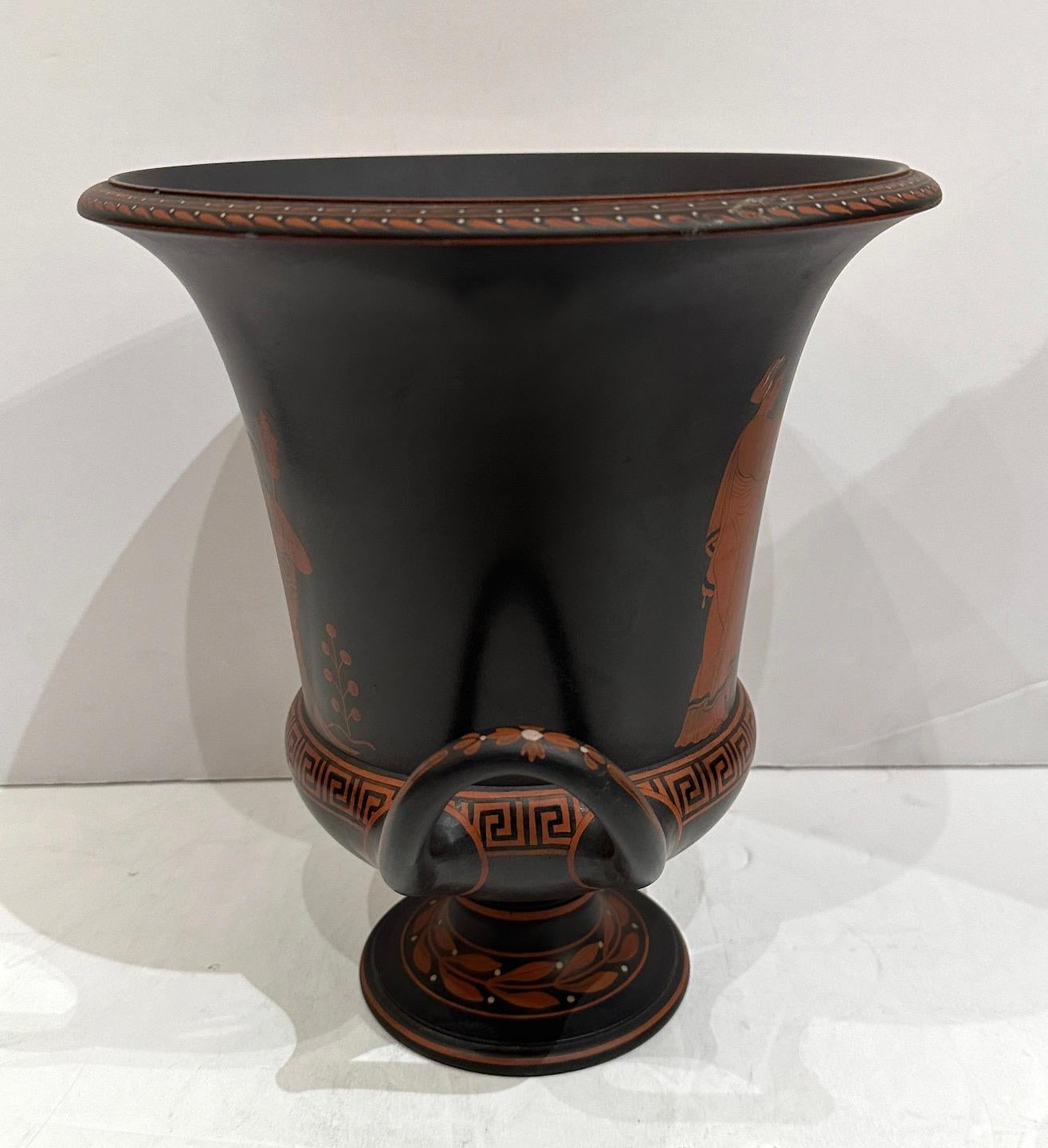 Wedgewood Urne aus schwarzem Basaltstein (Handbemalt) im Angebot