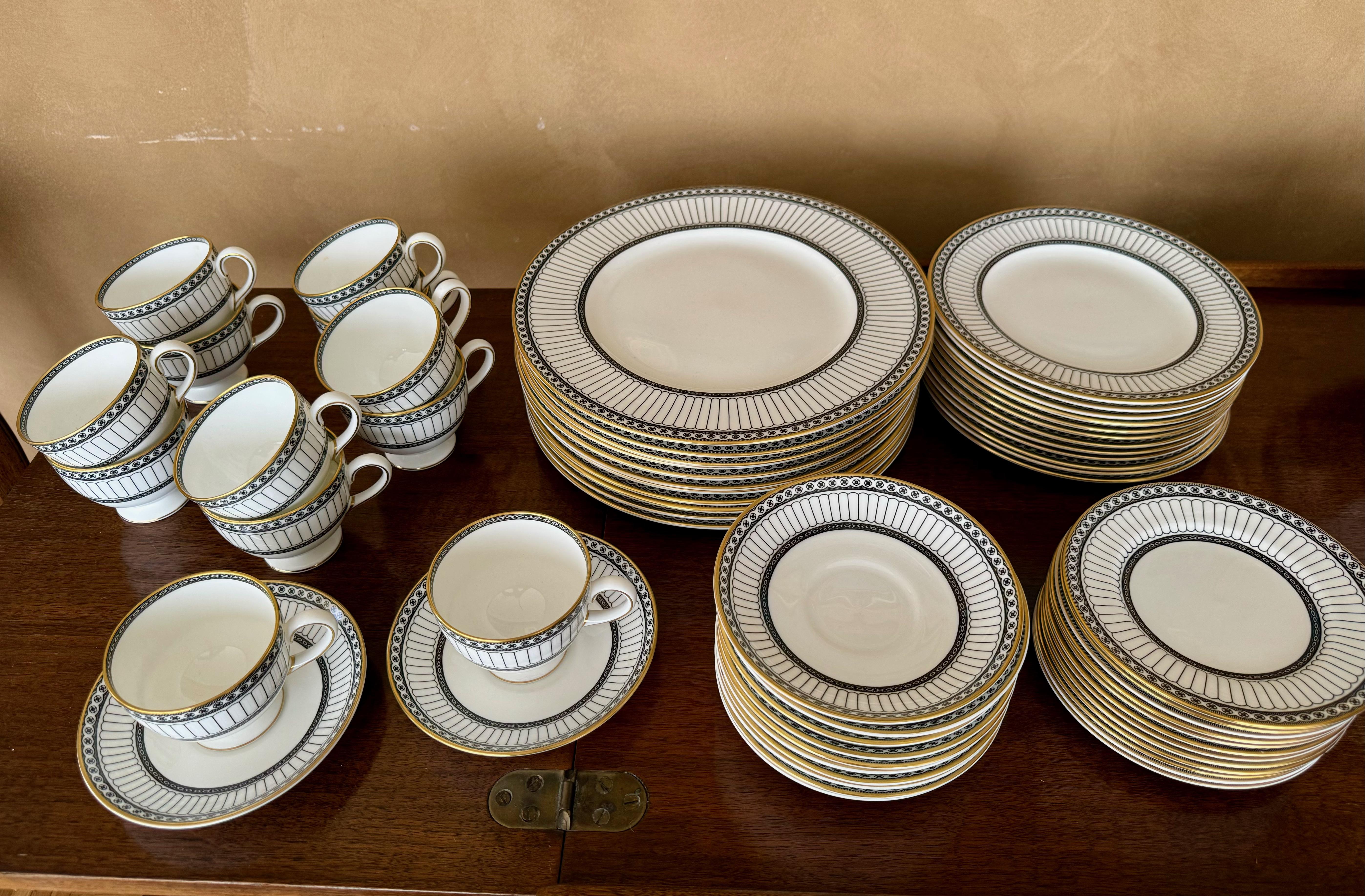 Elaborada con maestría en Inglaterra, la Vajilla de porcelana de hueso Wedgewood Negra 
