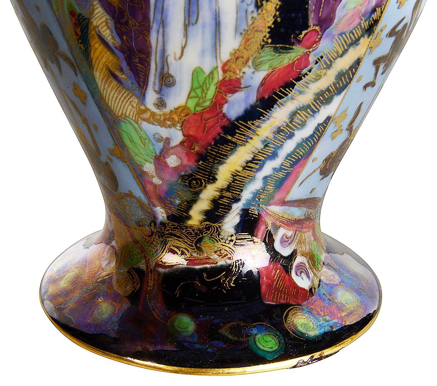 Vaso a balaustro Wedgwood Fairyland Lustre decorato con il disegno 
