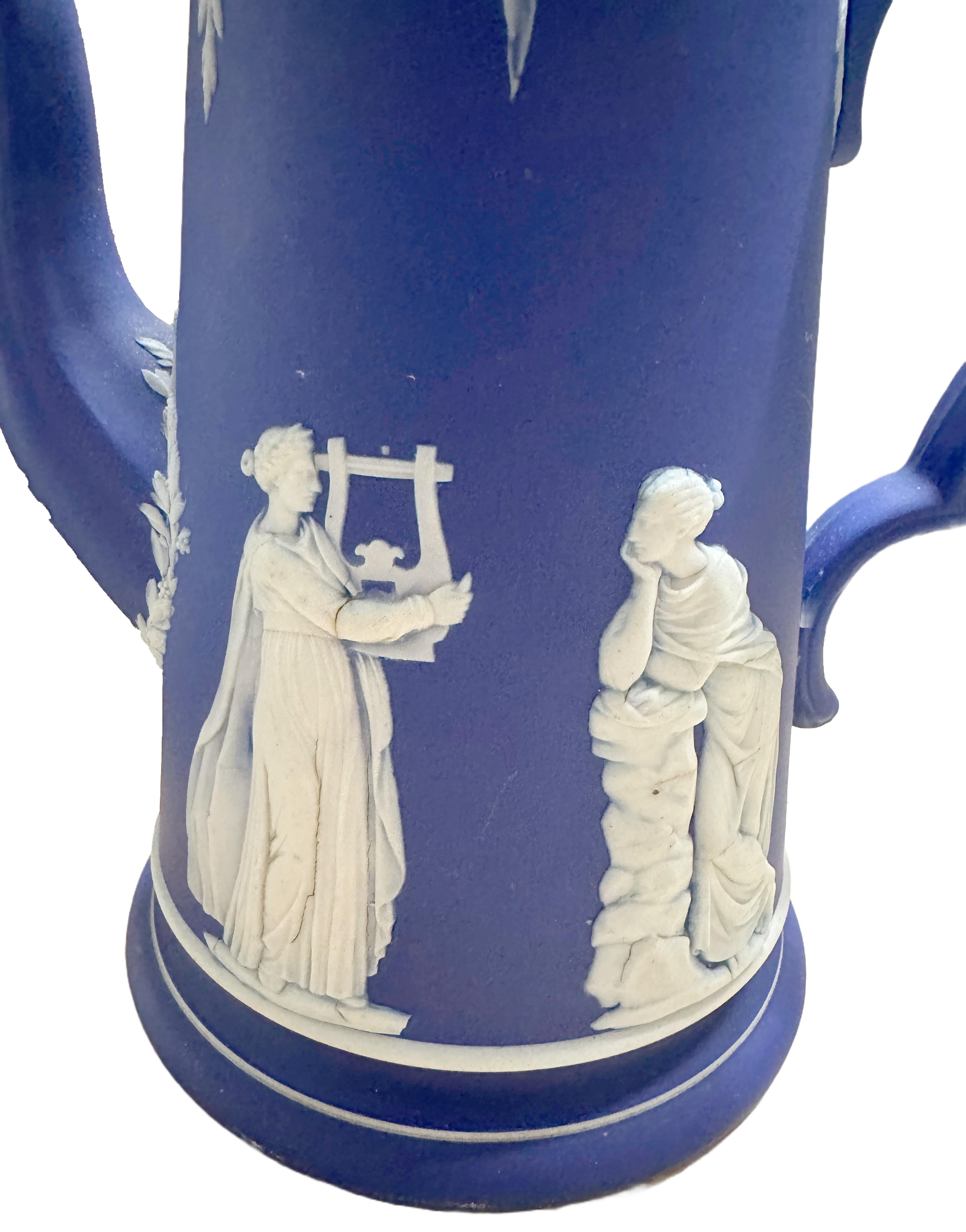 Caffettiera Wedgewood Jasperware blu e bianca in vendita 5