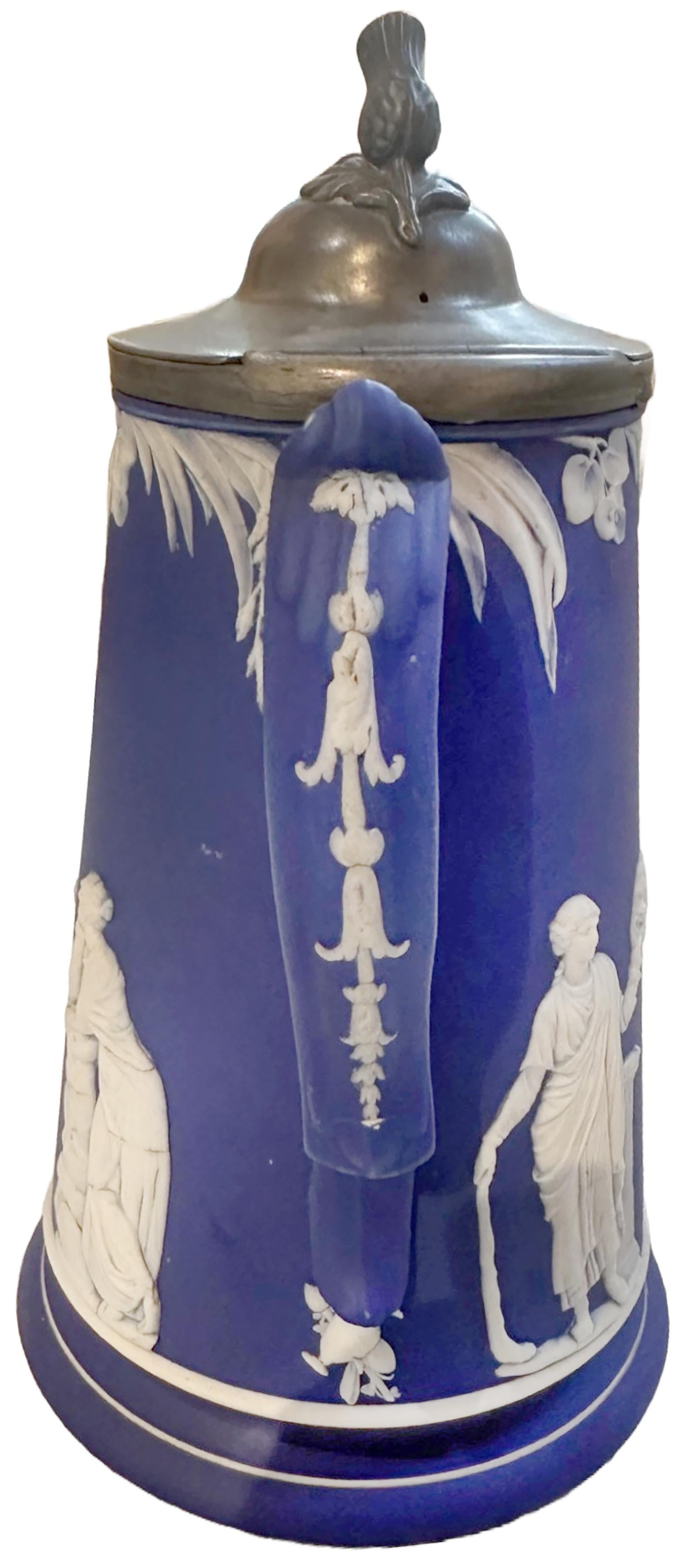 Fatto a mano Caffettiera Wedgewood Jasperware blu e bianca in vendita