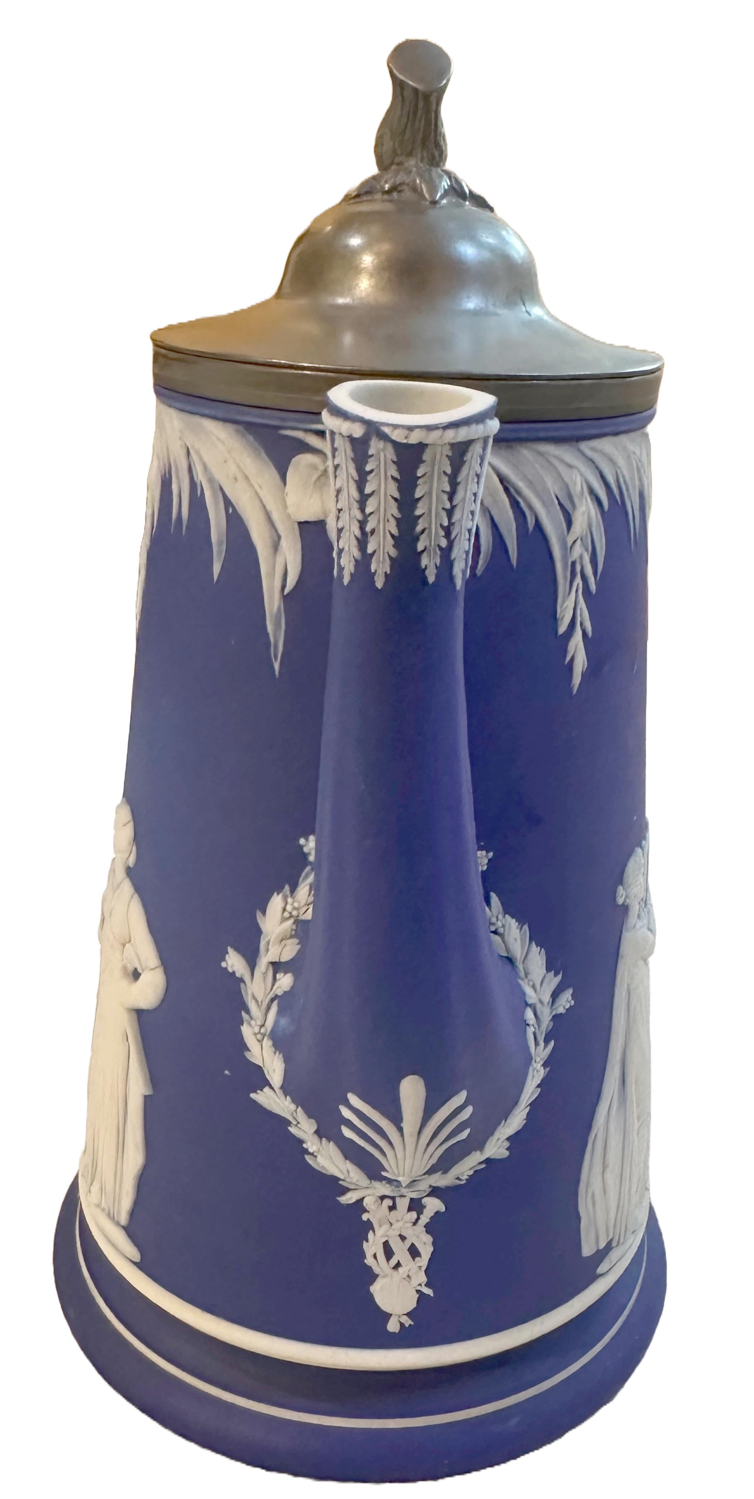 Caffettiera Wedgewood Jasperware blu e bianca In condizioni buone in vendita a Dallas, TX