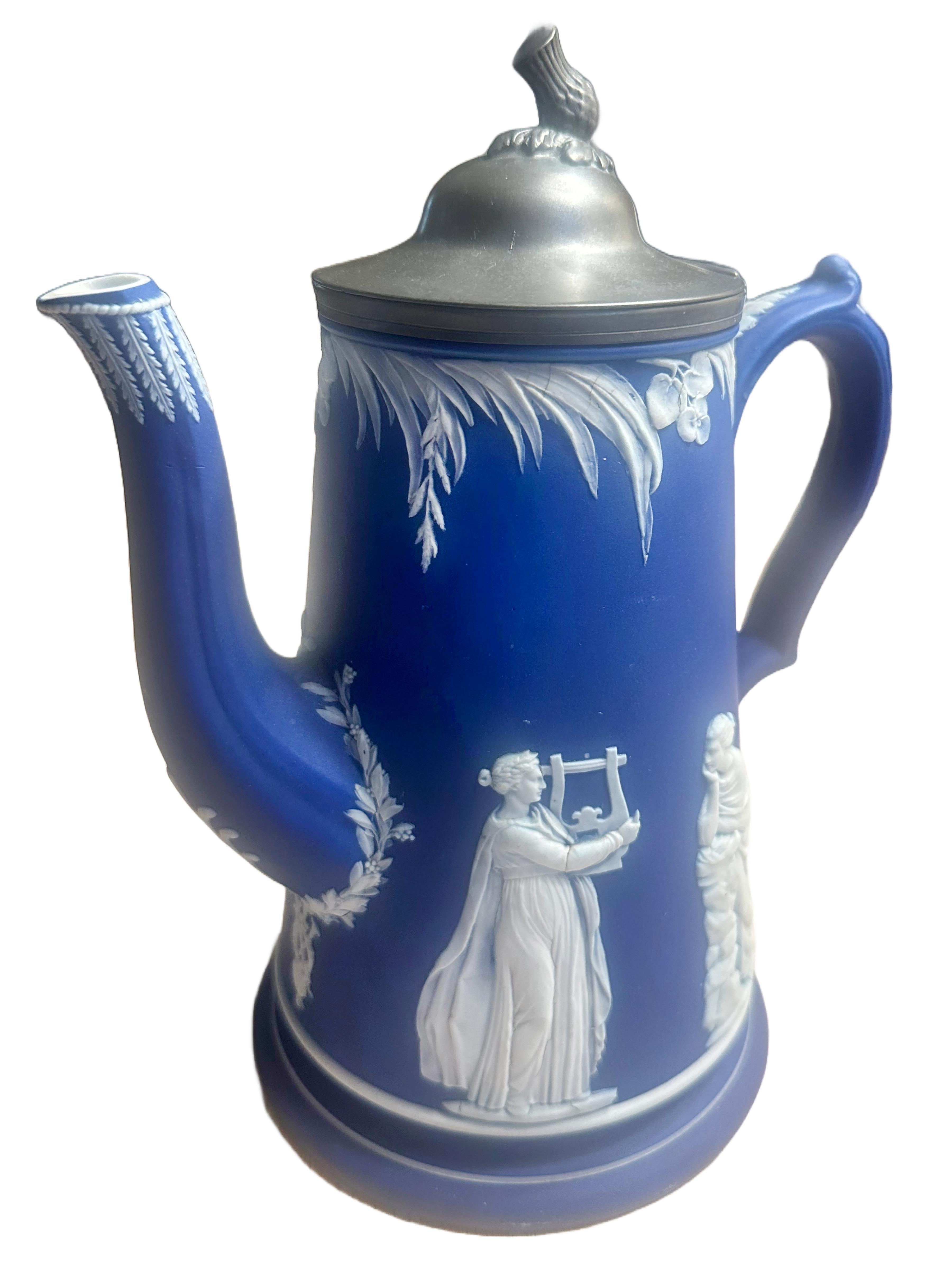 XIX secolo Caffettiera Wedgewood Jasperware blu e bianca in vendita