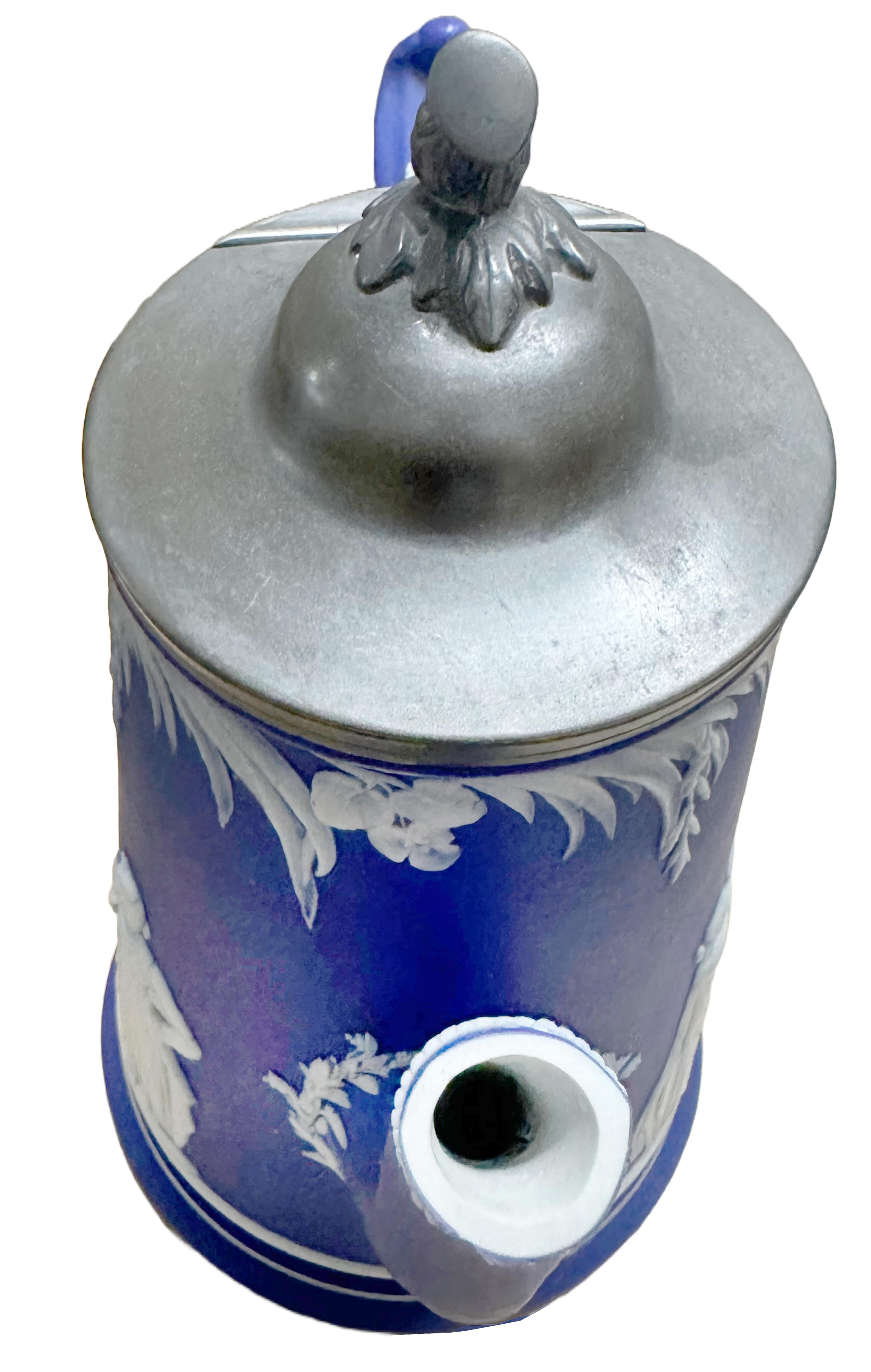 Argento Caffettiera Wedgewood Jasperware blu e bianca in vendita