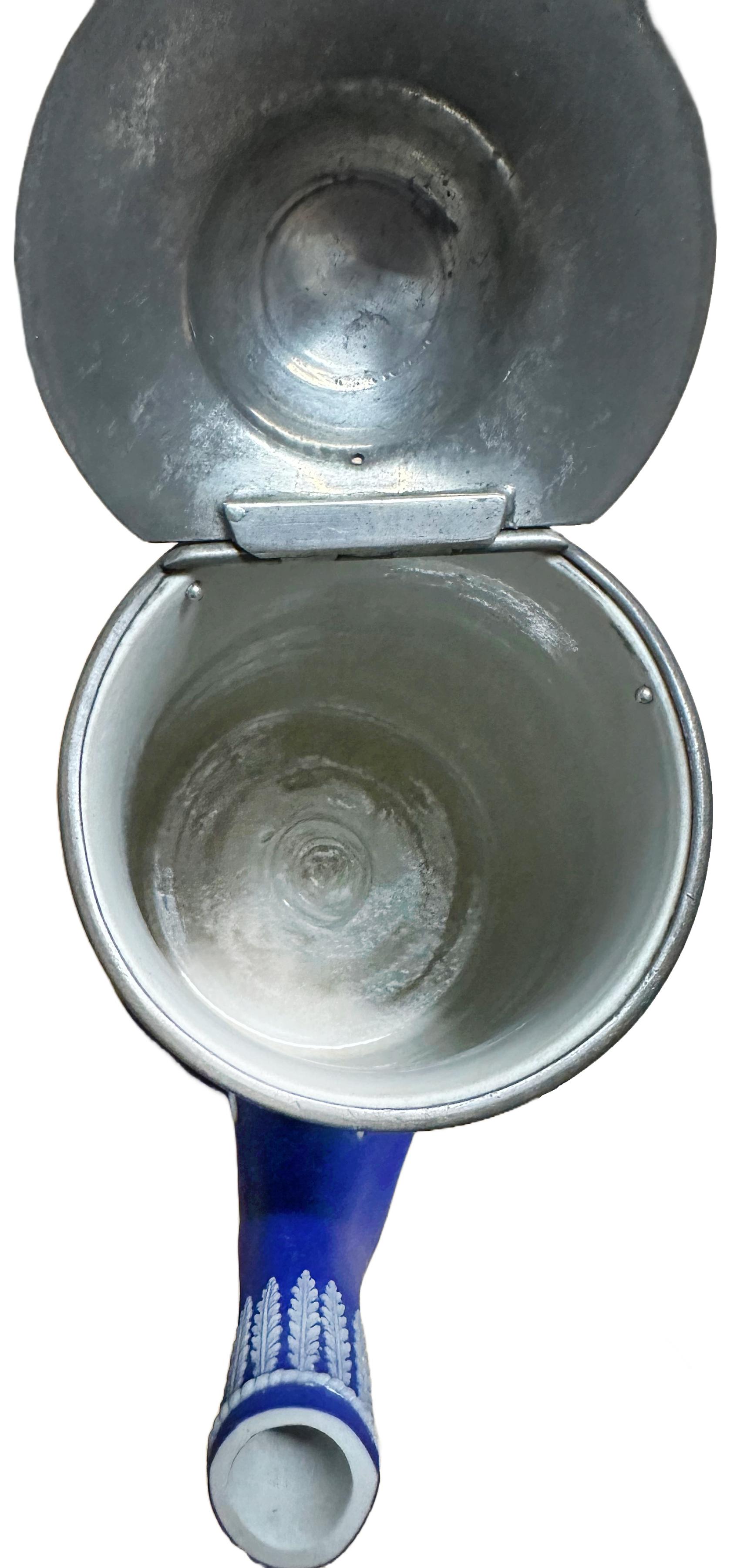 Caffettiera Wedgewood Jasperware blu e bianca in vendita 3