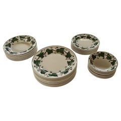 Service de table Wedgewood Napolean Ivy de 41 pièces, ensemble partiel de huit pièces