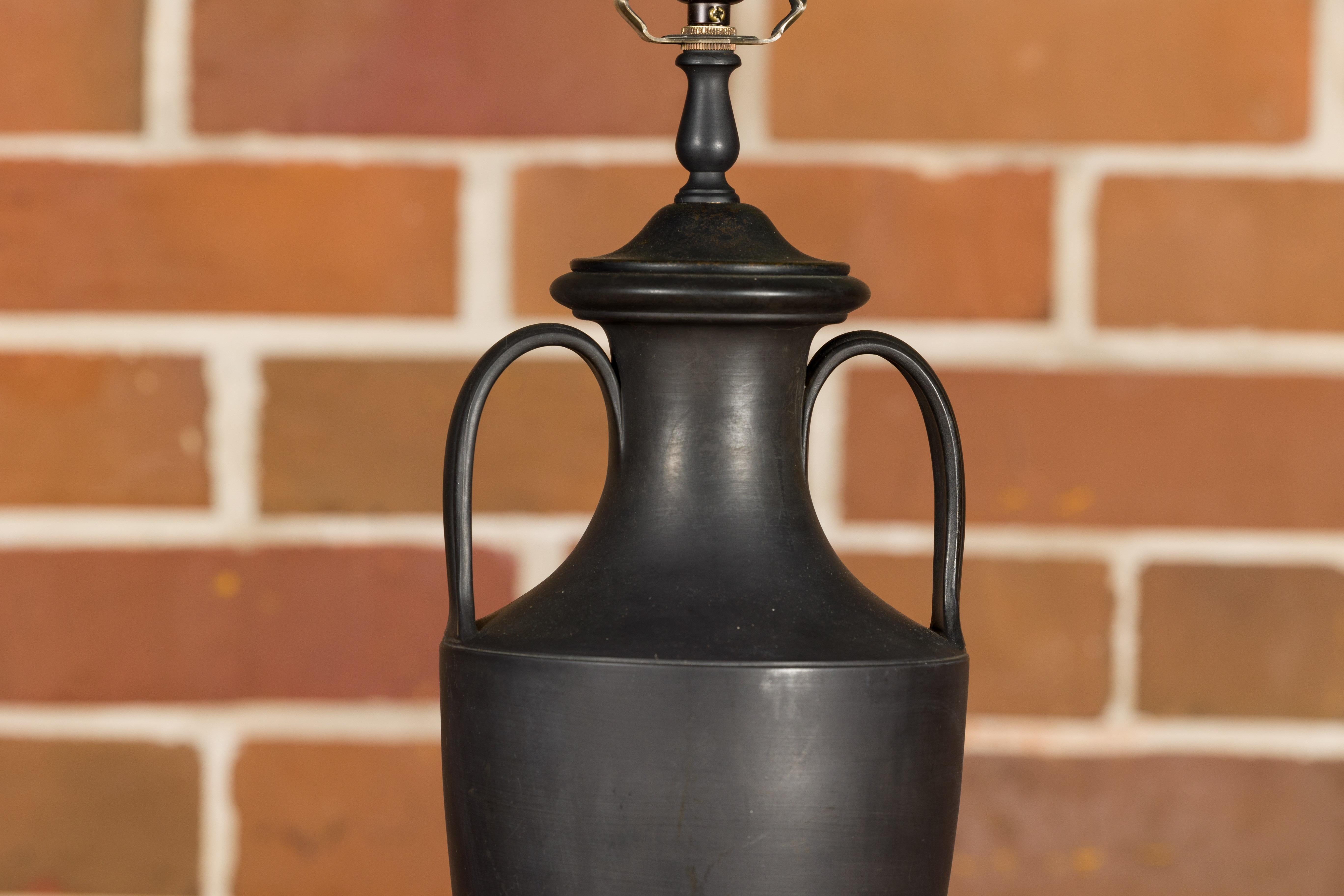 Wedgwood 19th Century Basalt Amphora Made into USA Lampe de table filaire en vente 4