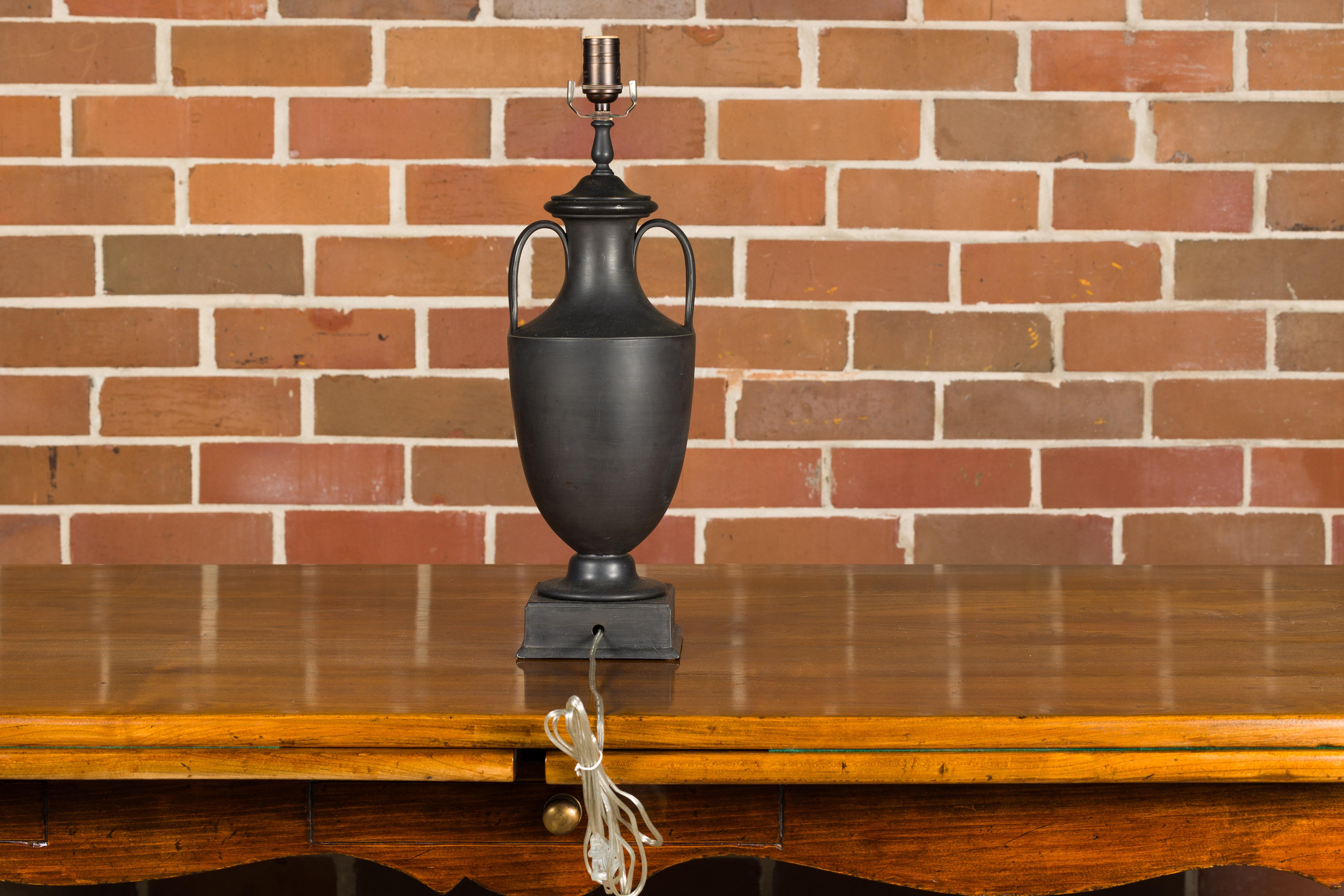 Wedgwood 19th Century Basalt Amphora Made into USA Lampe de table filaire Bon état - En vente à Atlanta, GA