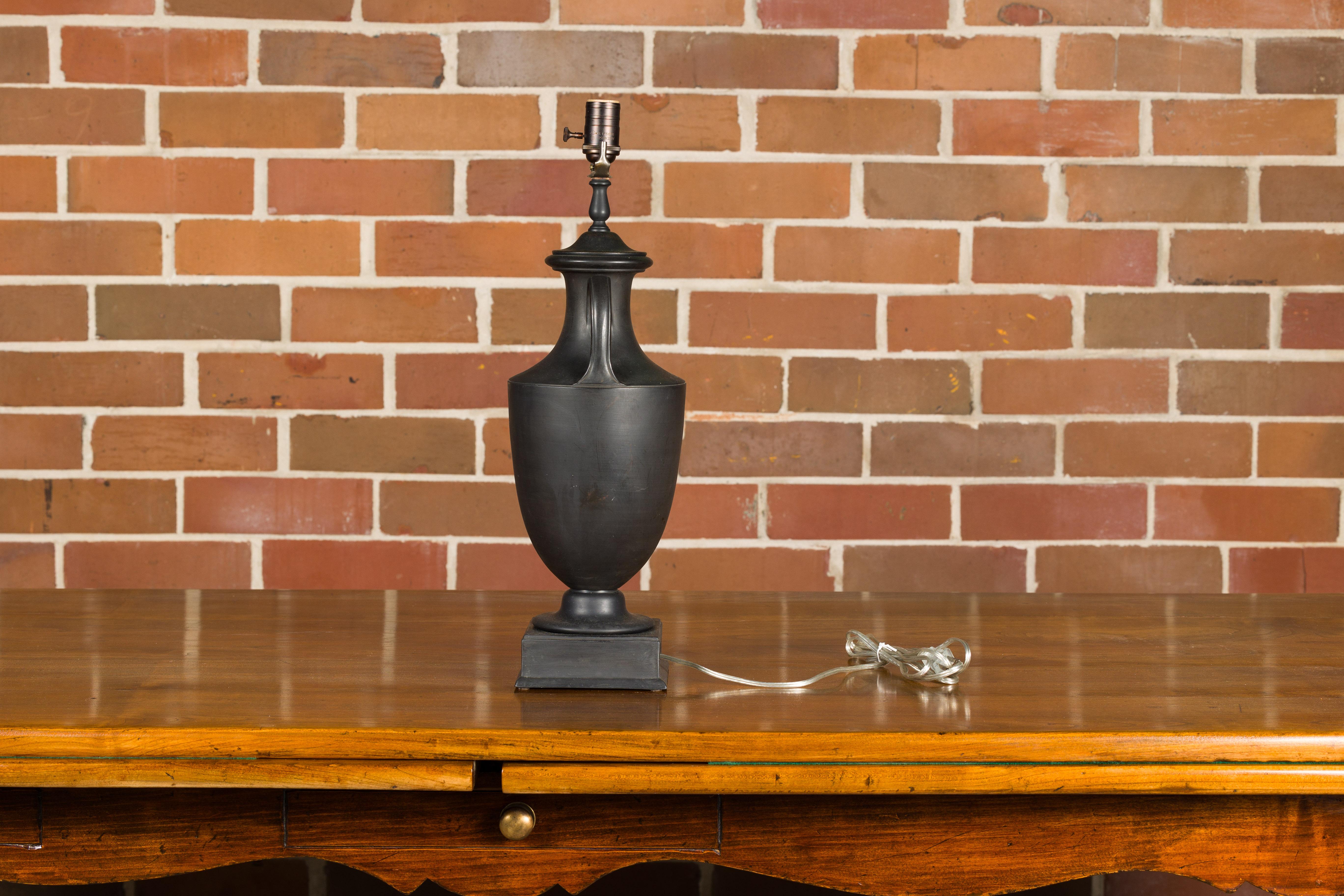 XIXe siècle Wedgwood 19th Century Basalt Amphora Made into USA Lampe de table filaire en vente