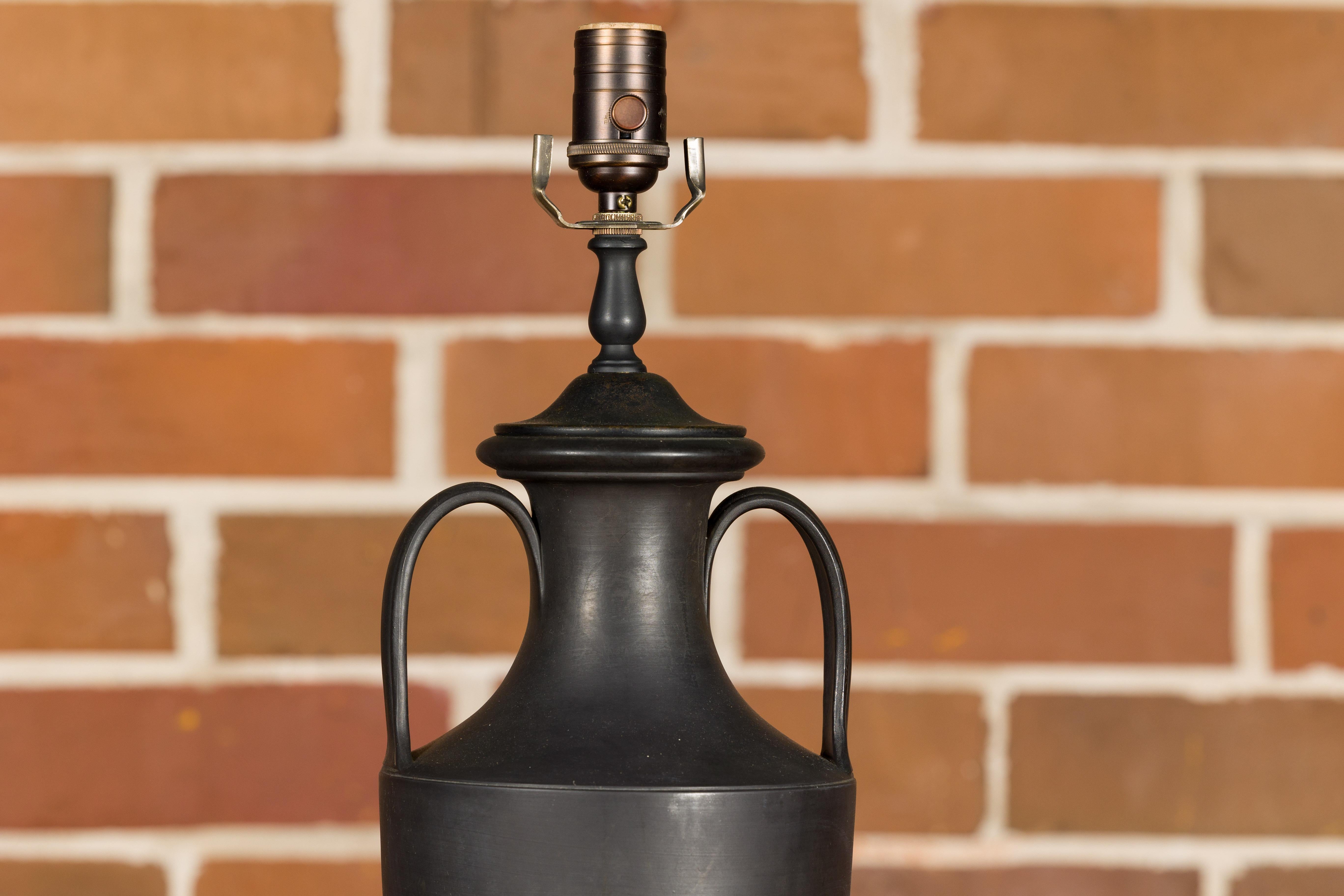 Pierre Wedgwood 19th Century Basalt Amphora Made into USA Lampe de table filaire en vente