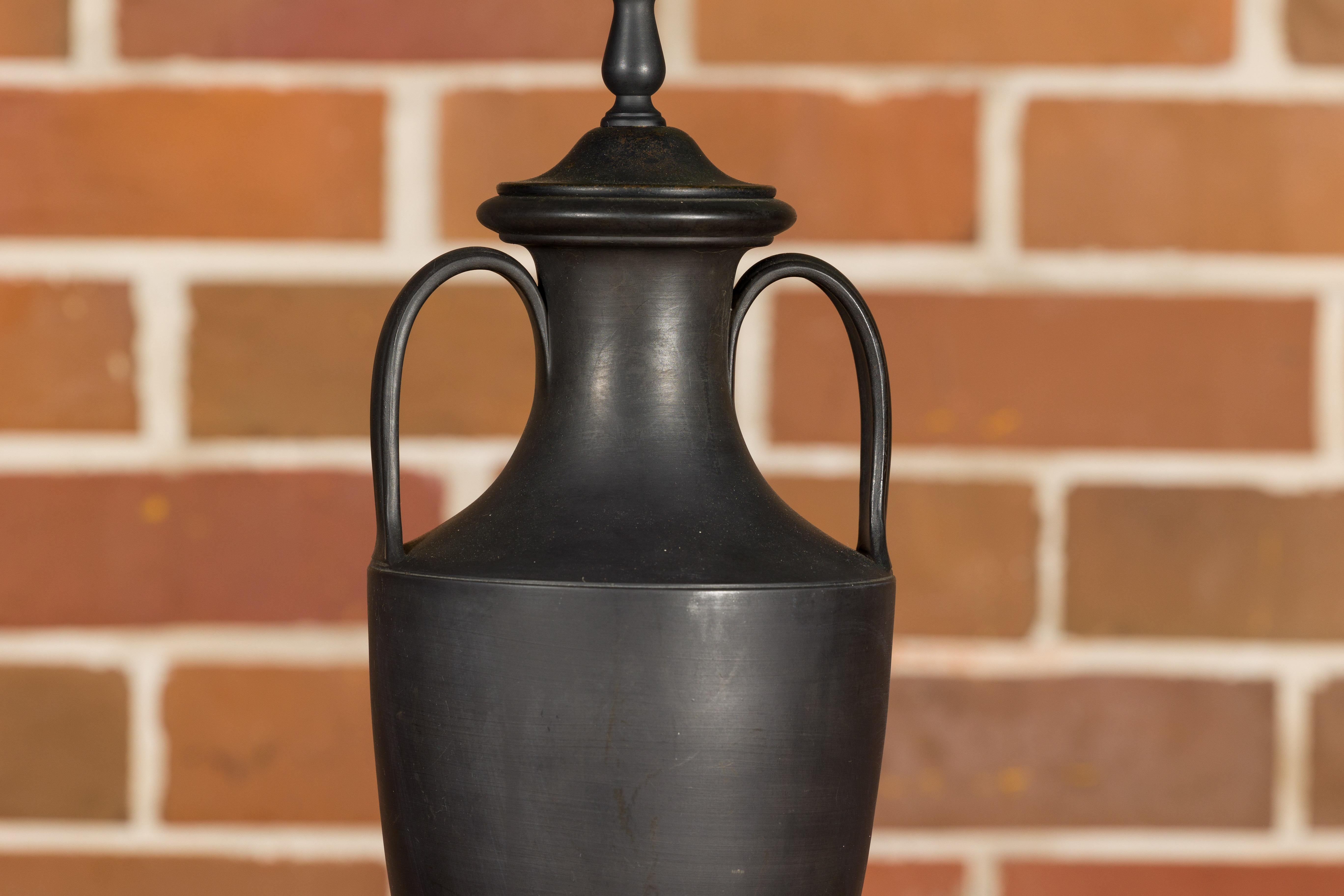 Wedgwood 19th Century Basalt Amphora Made into USA Lampe de table filaire en vente 1