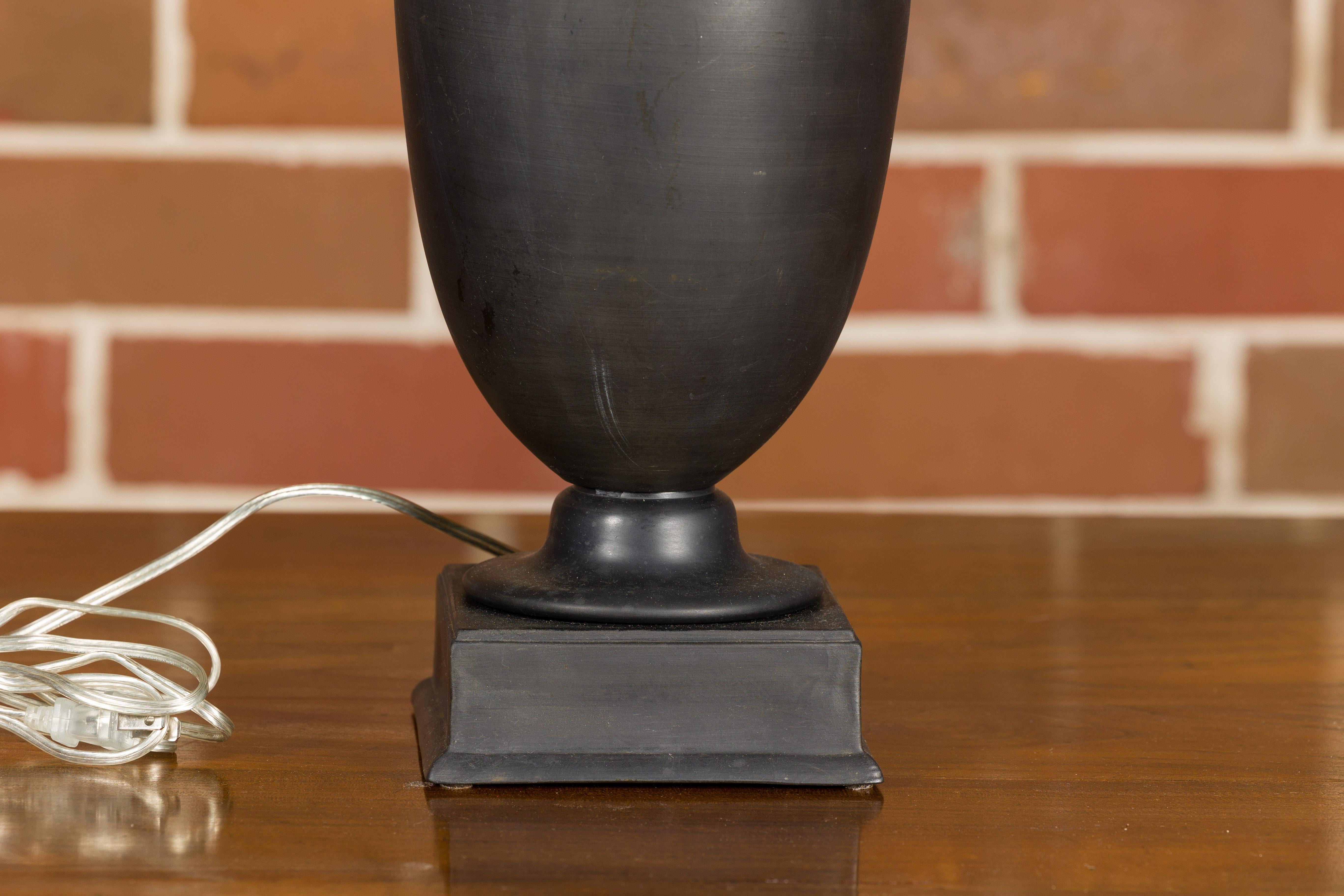 Wedgwood 19th Century Basalt Amphora Made into USA Lampe de table filaire en vente 2