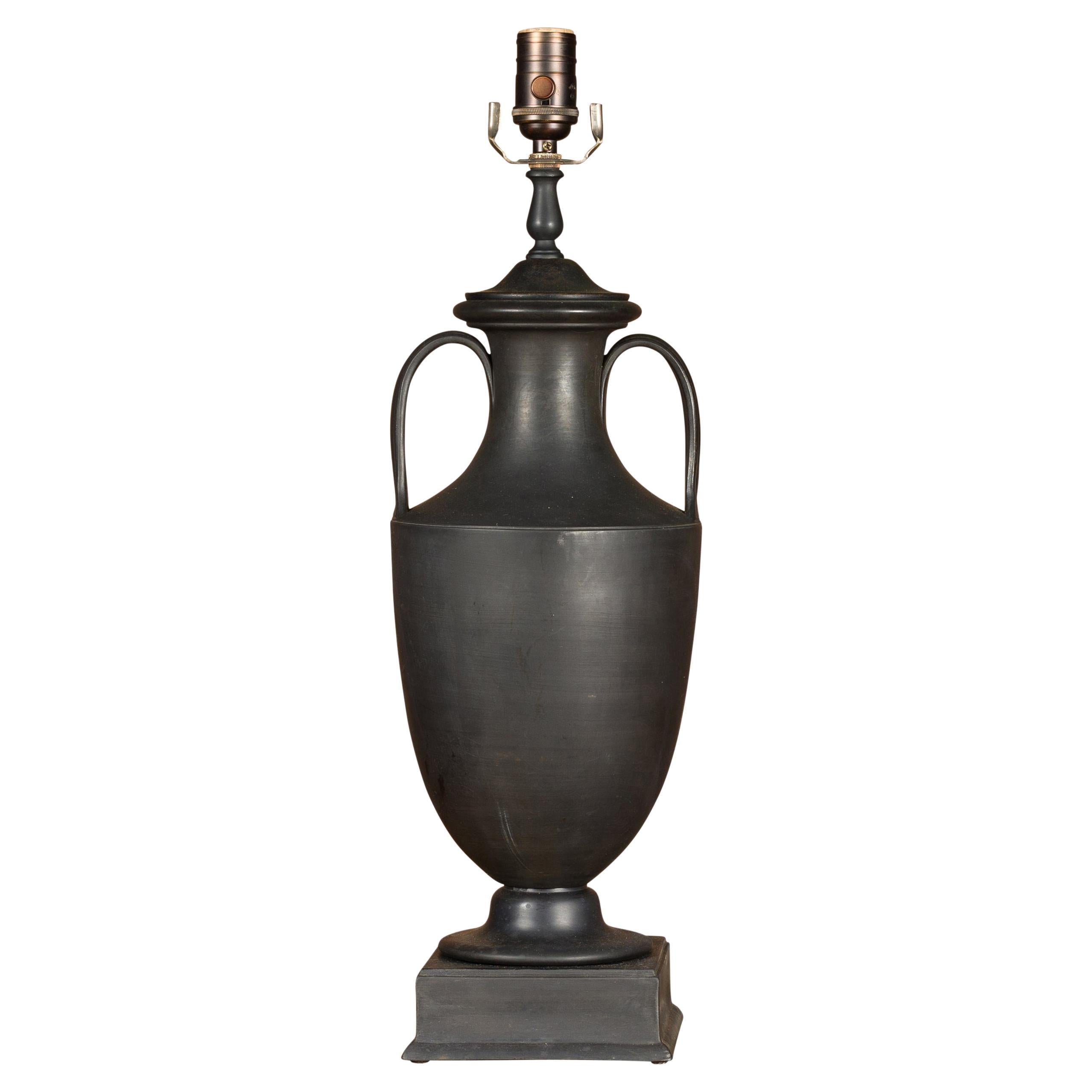 Wedgwood 19th Century Basalt Amphora Made into USA Lampe de table filaire en vente