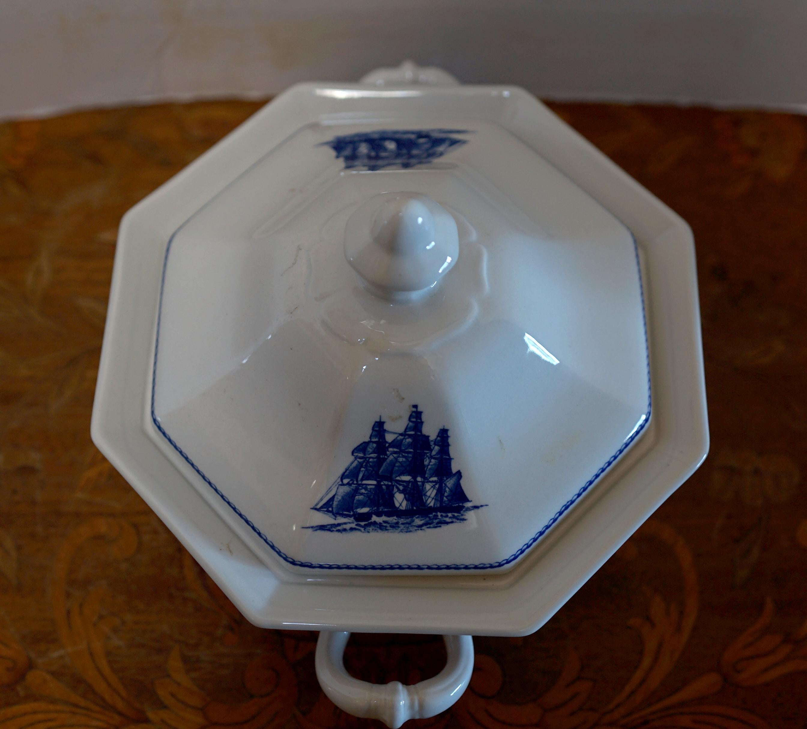 Amerikanisches, 40-teiliges Sammlerstück aus blau-weißem Porzellan mit Clipper-Sammlerstück von Wedgwood im Angebot 3