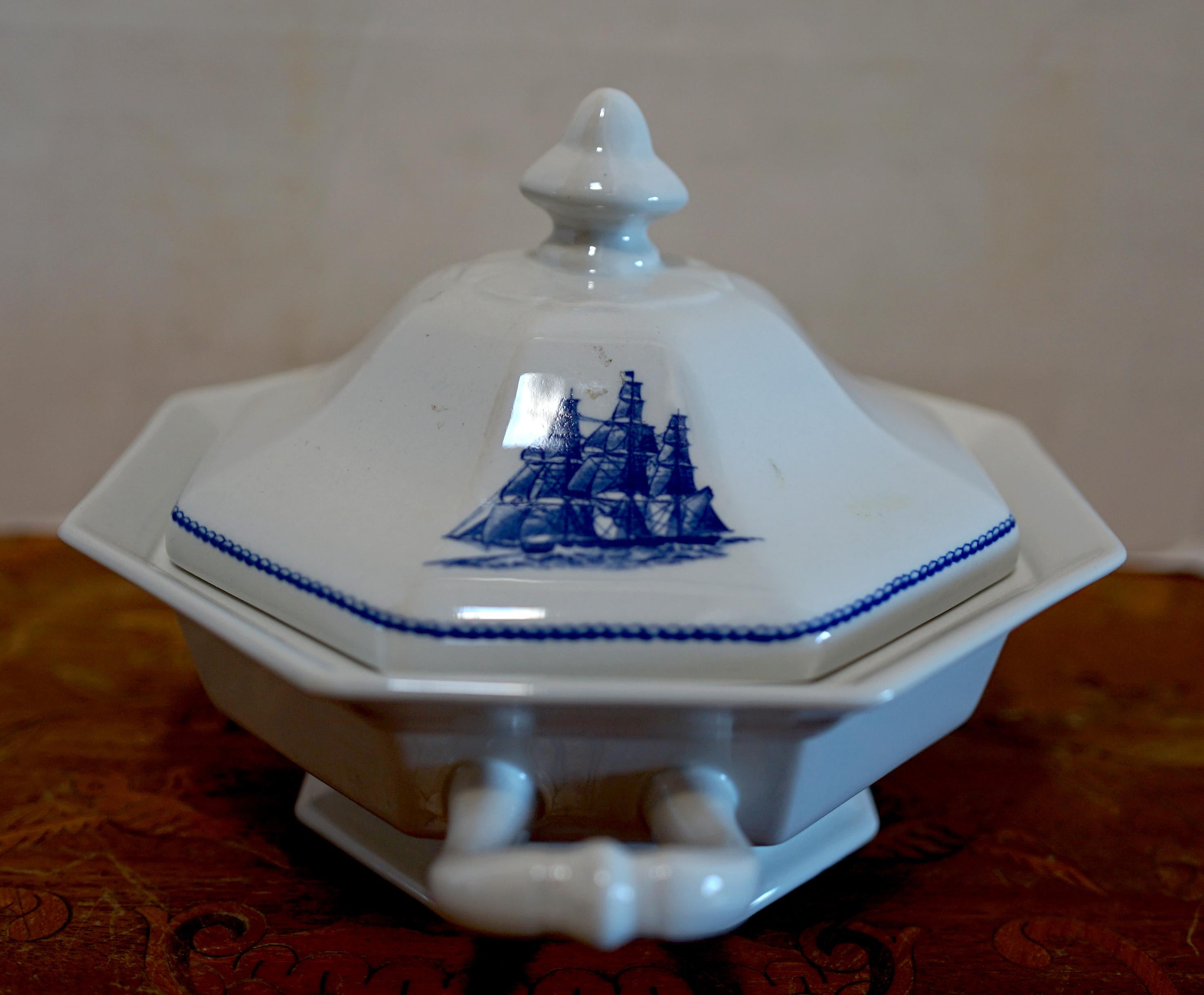 Amerikanisches, 40-teiliges Sammlerstück aus blau-weißem Porzellan mit Clipper-Sammlerstück von Wedgwood im Angebot 5