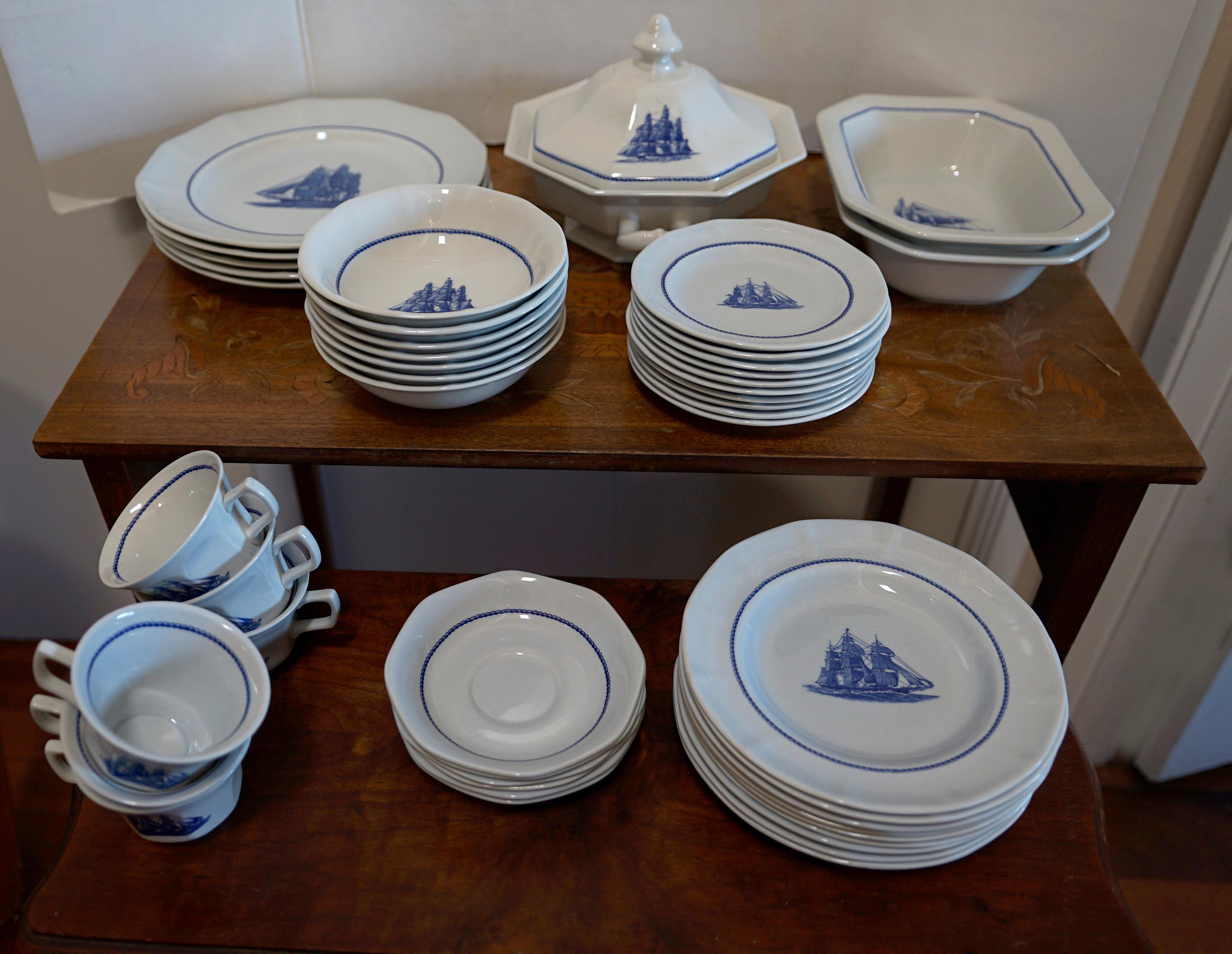 Amerikanisches, 40-teiliges Sammlerstück aus blau-weißem Porzellan mit Clipper-Sammlerstück von Wedgwood im Angebot 8