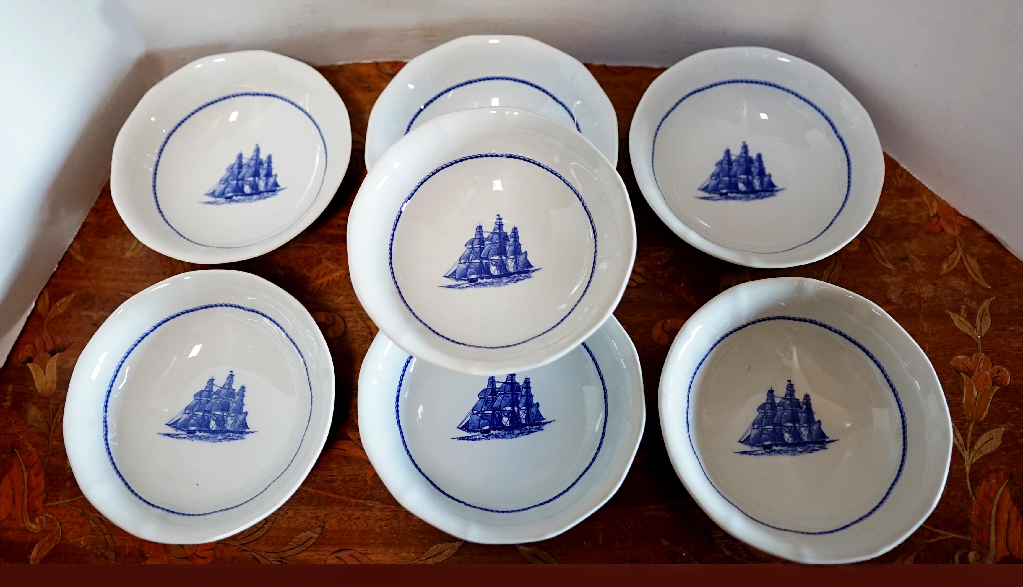 Si tratta di un bellissimo set di Wedgwood American Clipper in blu navy e bianco. Classica e frizzante con l'iconico tre alberi.  I piatti, le ciotole, gli oggetti da portata, le tazze e i piattini sono altamente collezionabili. Questo set creerà