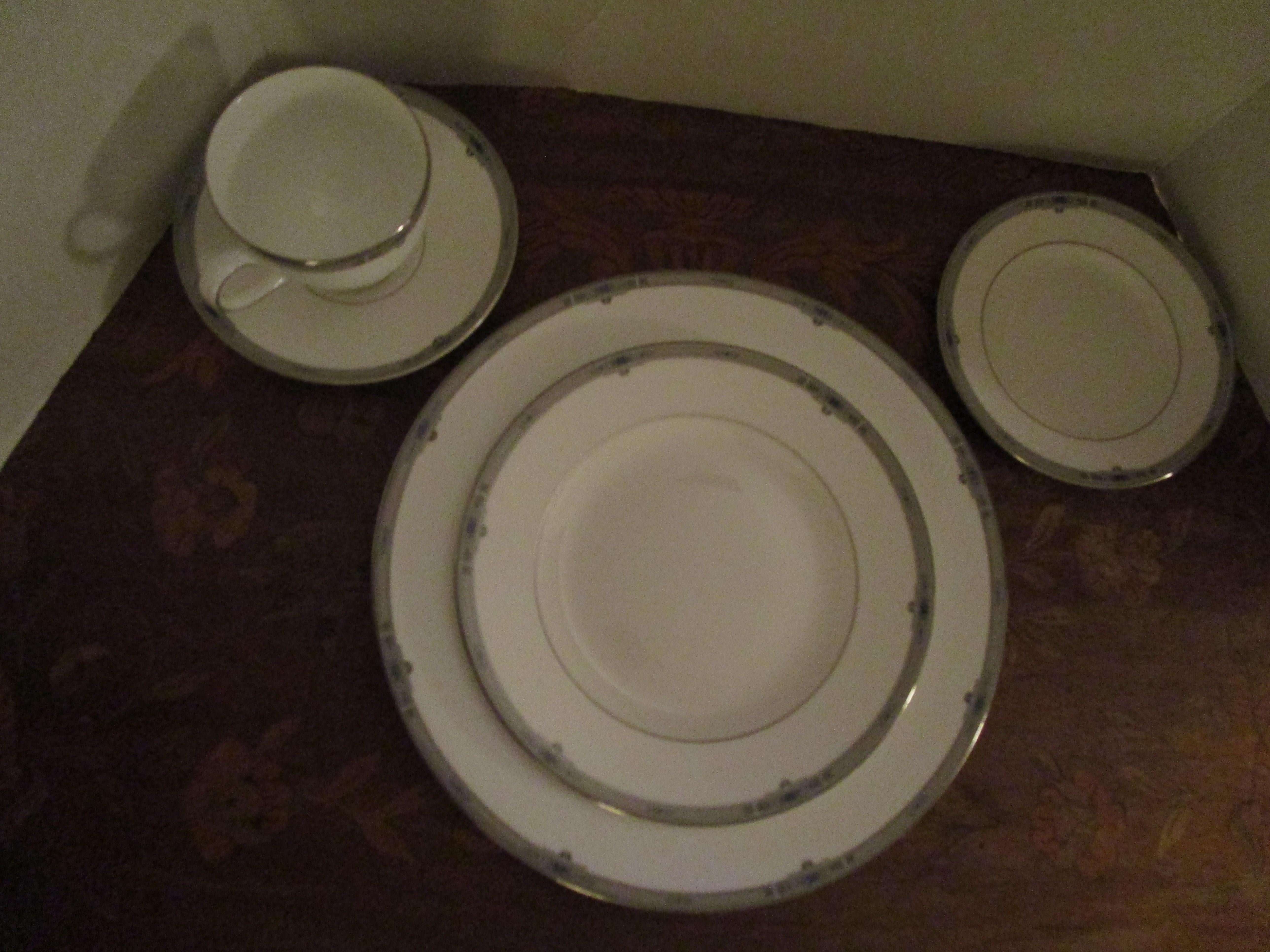 English Wedgwood Amherst Pattern 20 Piece Set of Five Place Settings New in Box For Sale