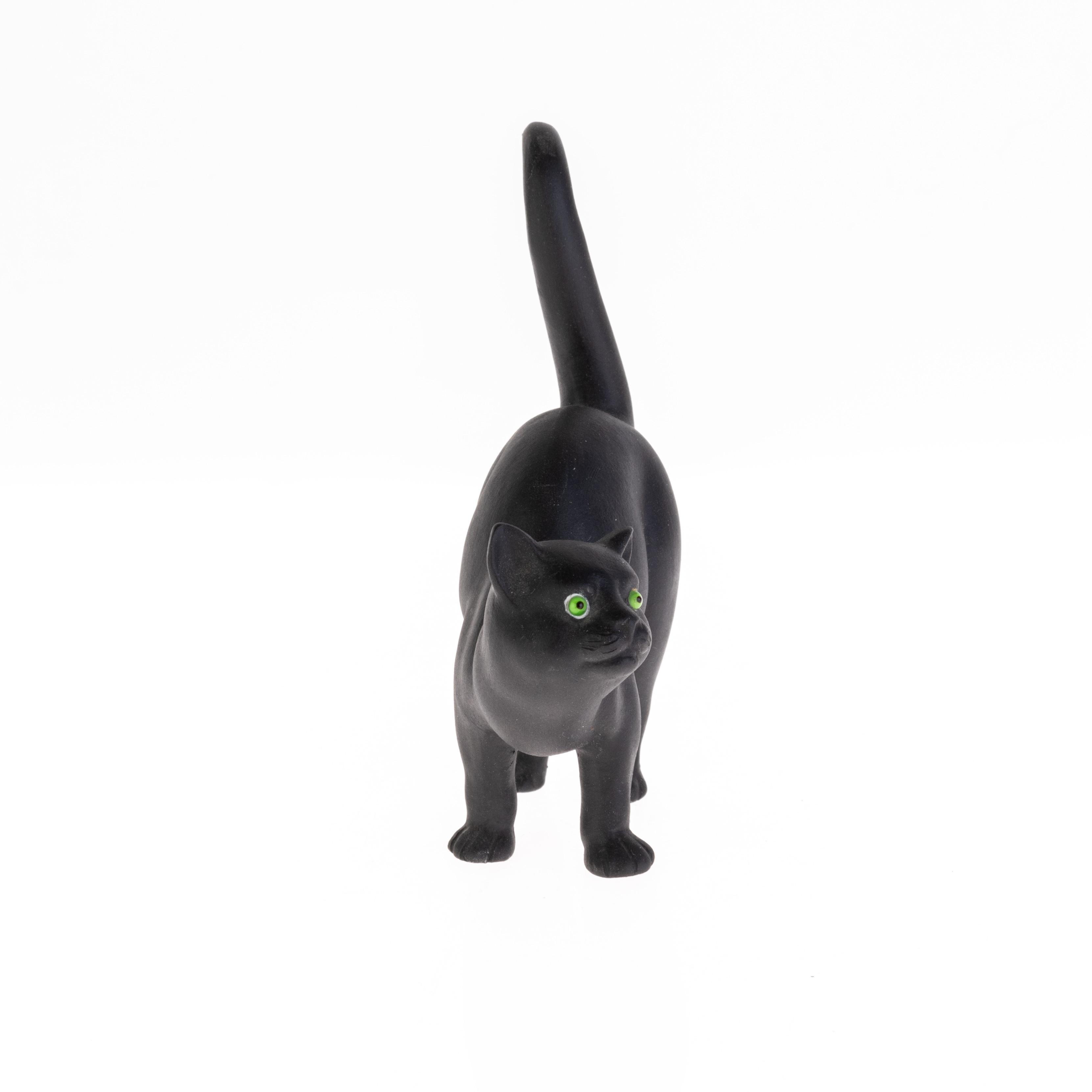Wedgwood Antike schwarze Basalt-Katzen-Skulptur von Ernest Light (1880-1974), mit eingeprägten Marken auf dem Sockel, entworfen um 1915.

Ernest Light (1880-1974) war ein angesehener Keramikkünstler und Designer, der durch seine langjährige