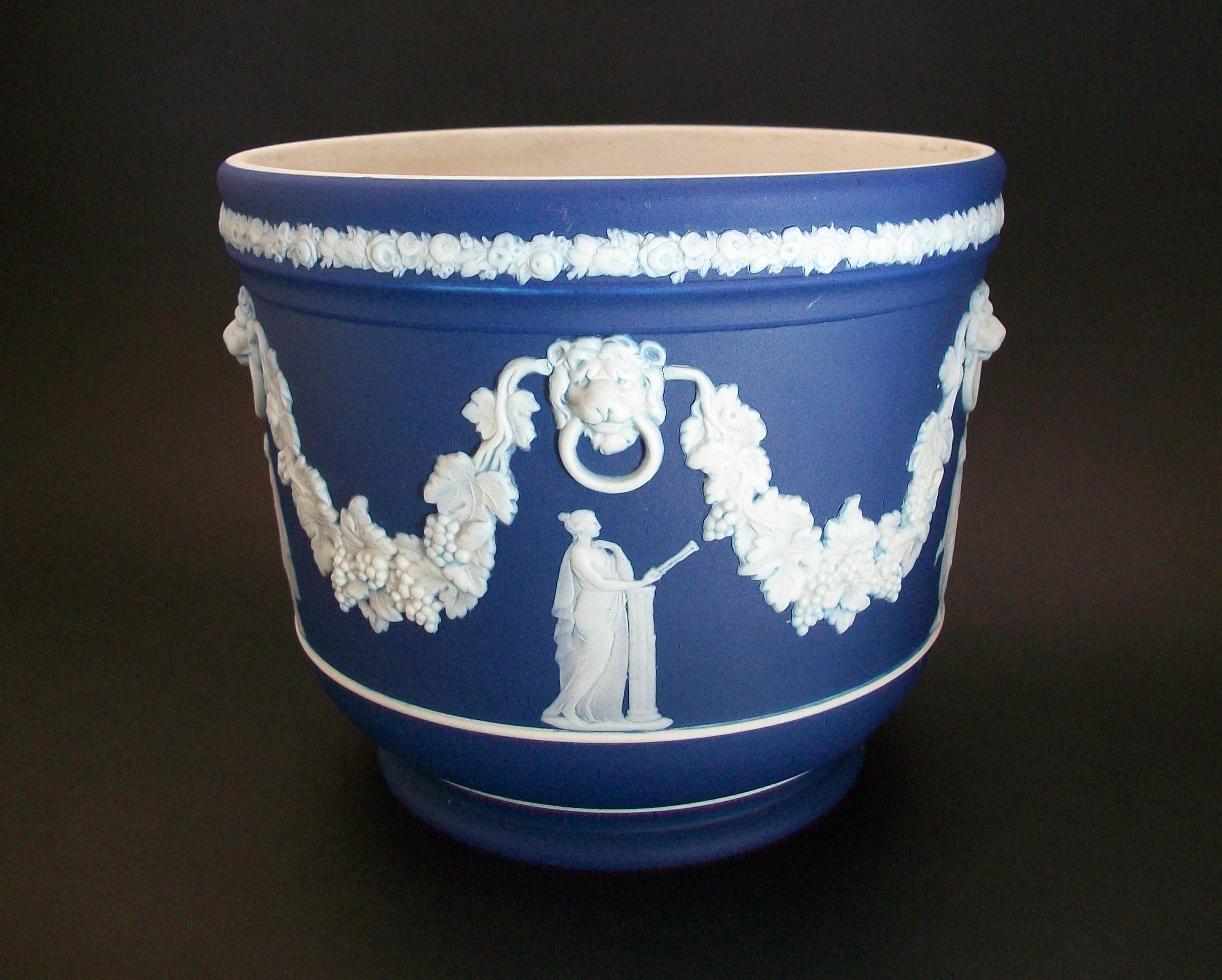 Fait main Jardinière néoclassique bleue en jaspe ancien WEDGWOOD, Royaume-Uni, vers 1908 en vente