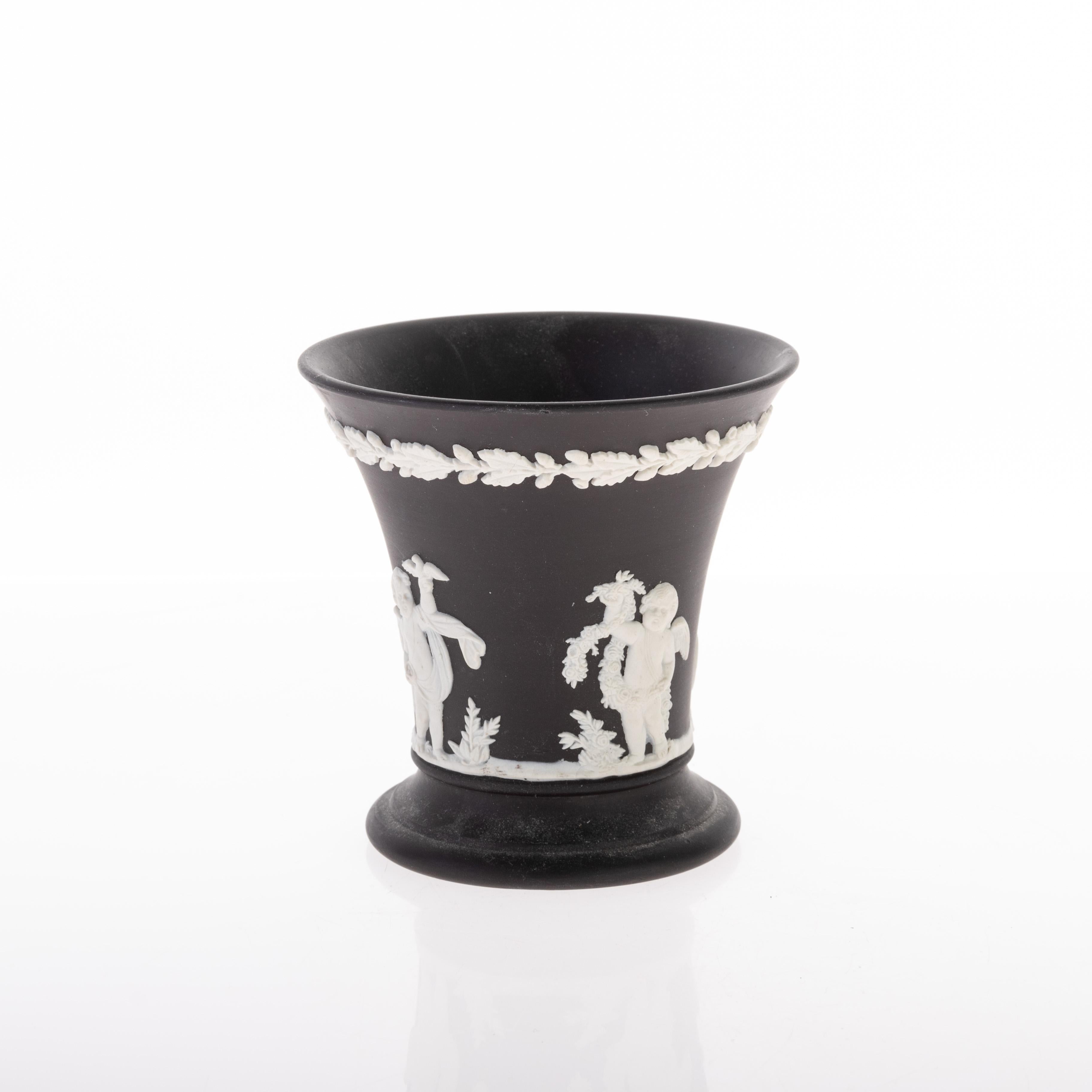 Antico vaso neoclassico in diaspro basaltico nero di Wedgwood del XIX secolo, con marchio impresso alla base.


Da una collezione privata

Spedizione internazionale gratuita.