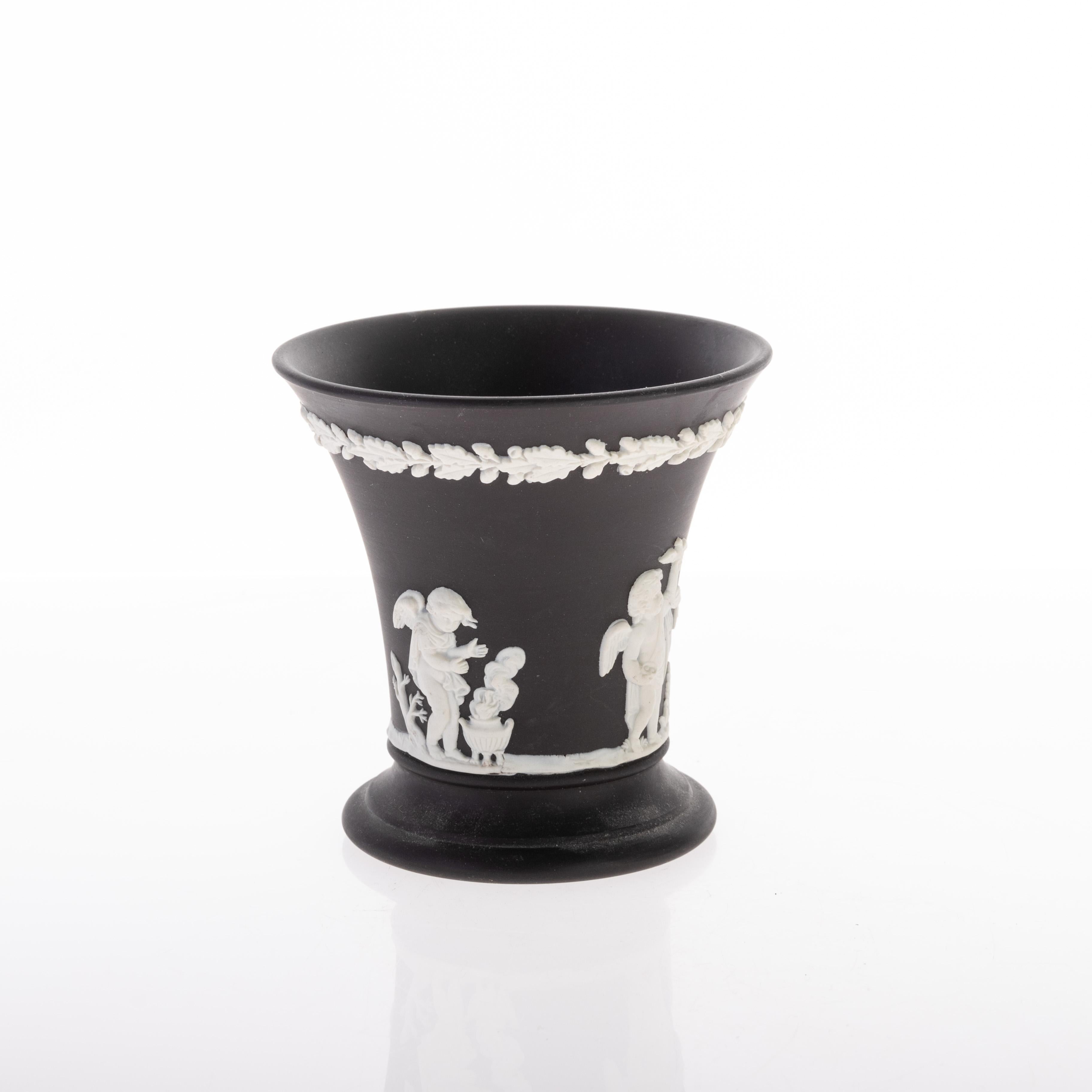 Vaso Wedgwood Antico Neoclassico Cherubini in Diaspro Basaltico Nero In condizioni buone in vendita a Nottingham, GB