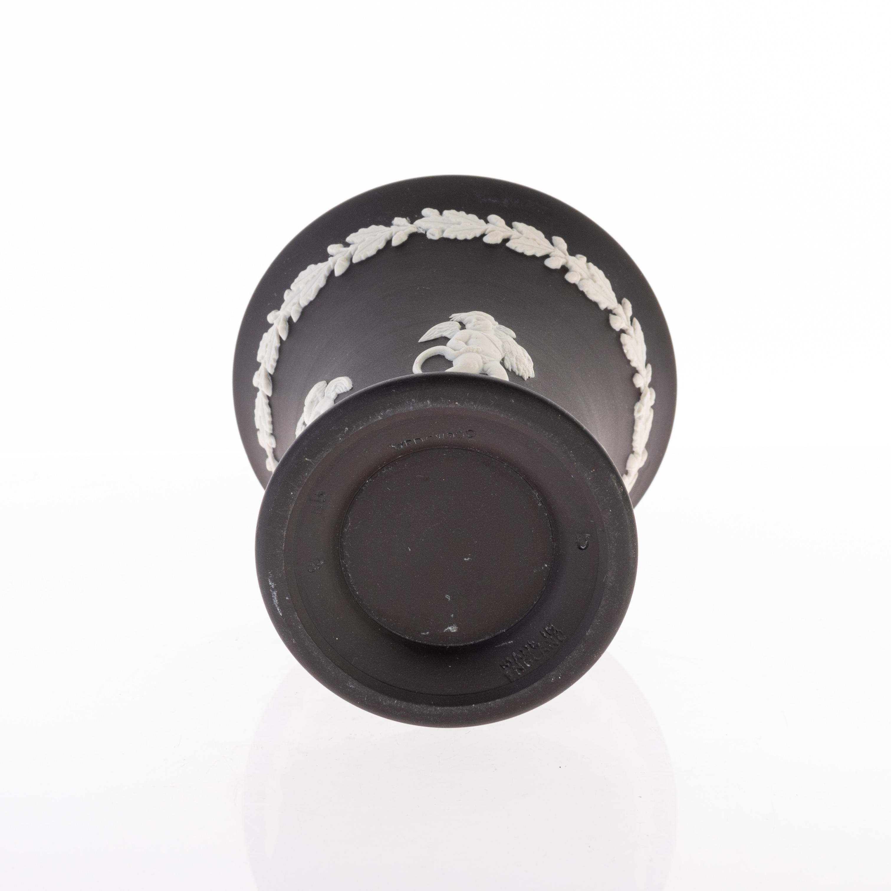 Porcellana Vaso Wedgwood Antico Neoclassico Cherubini in Diaspro Basaltico Nero in vendita