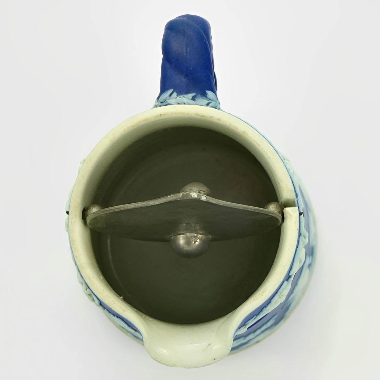 Antiker viktorianischer dunkelkobaltblauer Jaspis-Krug aus Wedgwood mit Zinn-Deckel (Porzellan) im Angebot