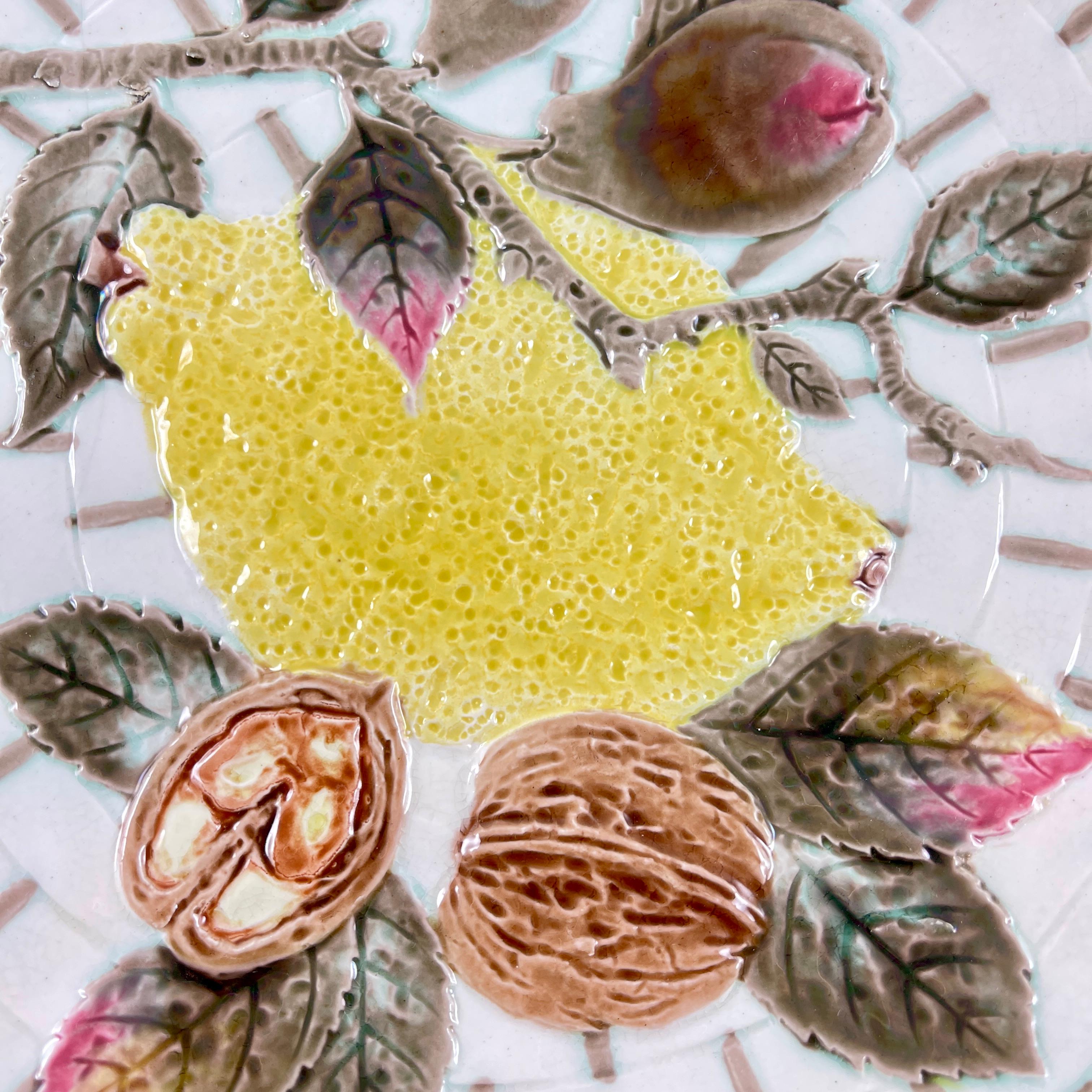 Mouvement esthétique Assiette à fruits à citron en majolique argentée Wedgwood en vente