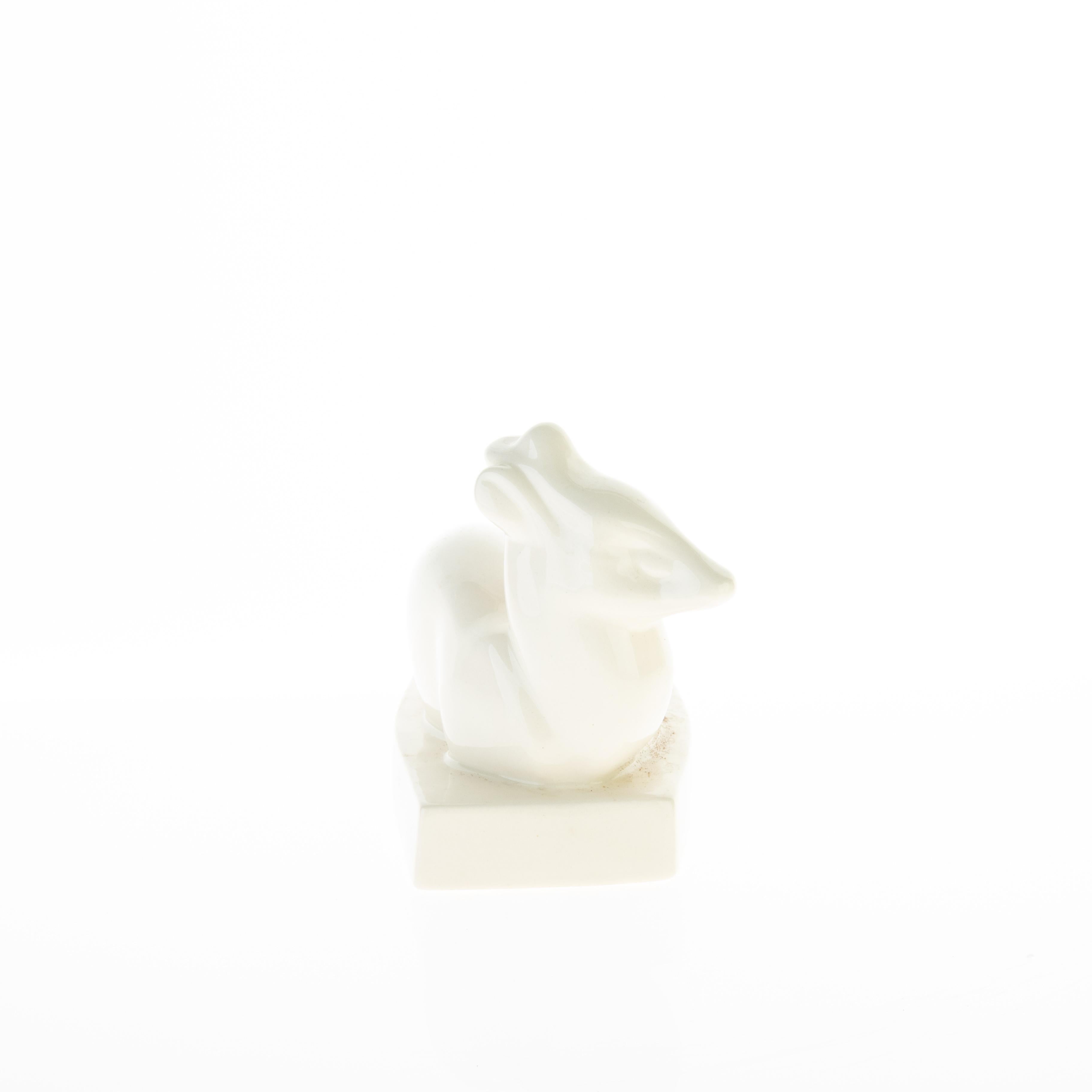 Escultura de cervatillo yacente Wedgwood Art Decó esmaltada en crema Diseñada por John Skeaping, con marca en la base.

John Skeaping (1901-1980) fue un notable escultor y artista británico que colaboró con Wedgwood, la renombrada firma de cerámica