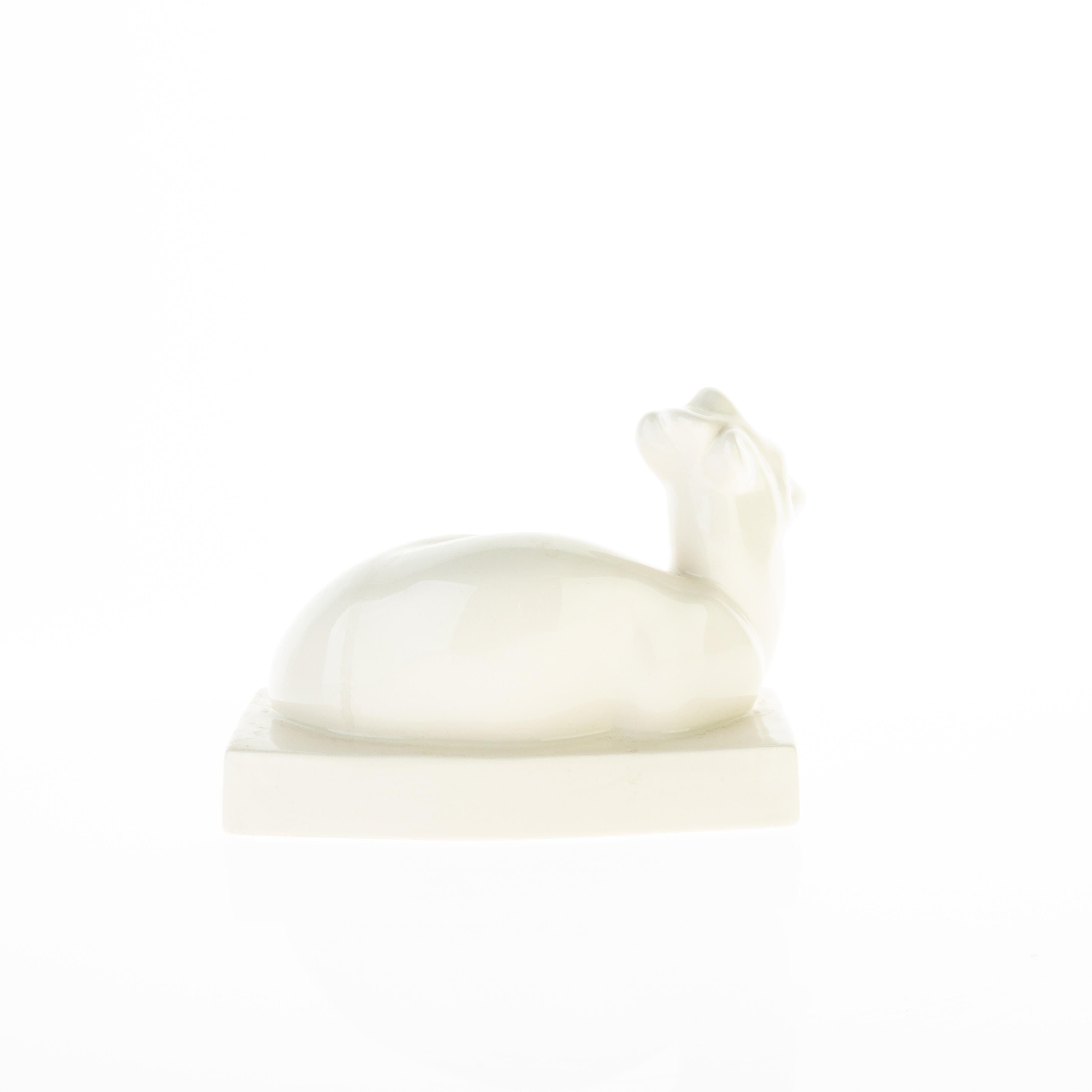 Escultura de cervatillo yacente esmaltada en crema Art Déco de Wedgwood Diseñador John Skeaping en Bueno estado para la venta en Nottingham, GB