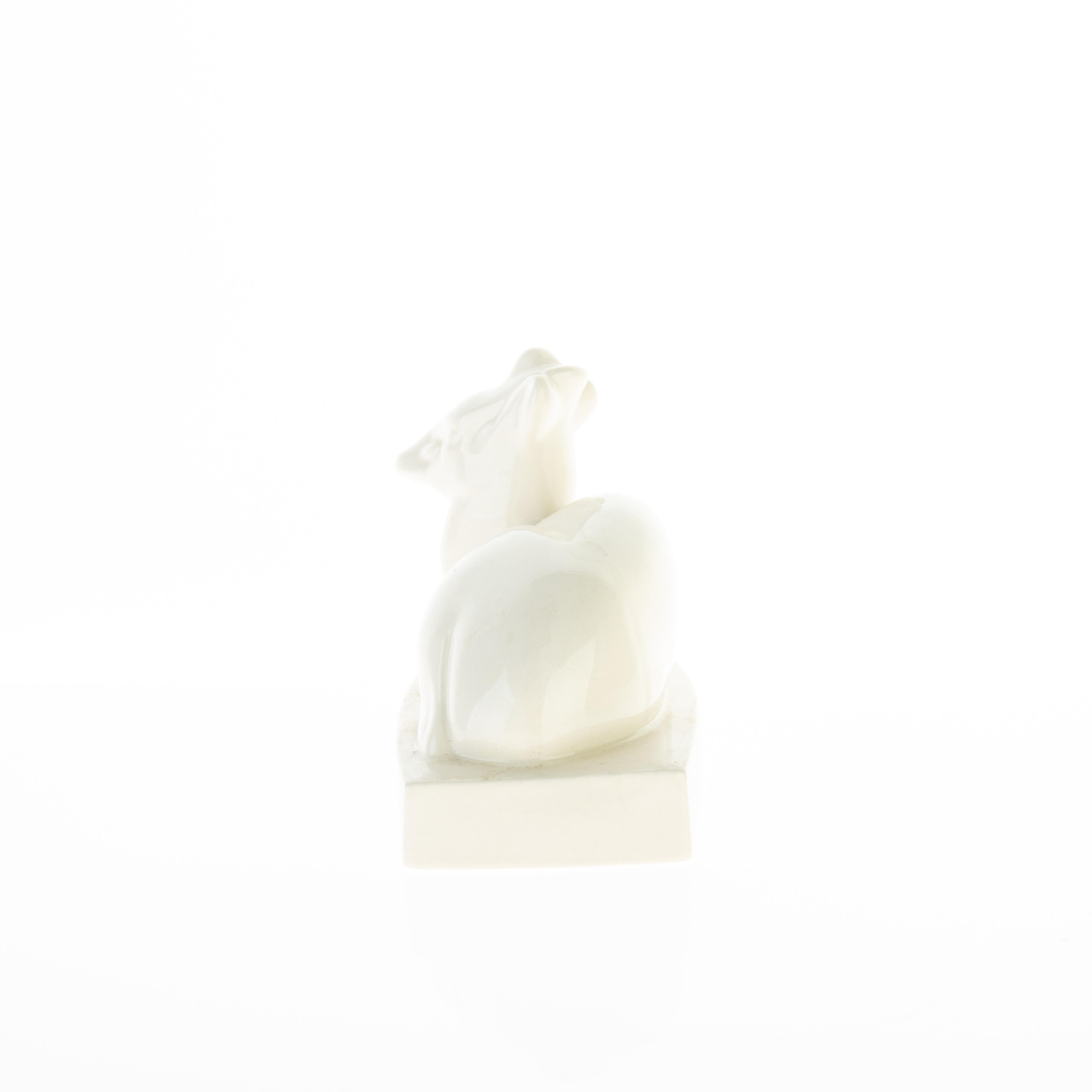Escultura de cervatillo yacente esmaltada en crema Art Déco de Wedgwood Diseñador John Skeaping siglo XX en venta