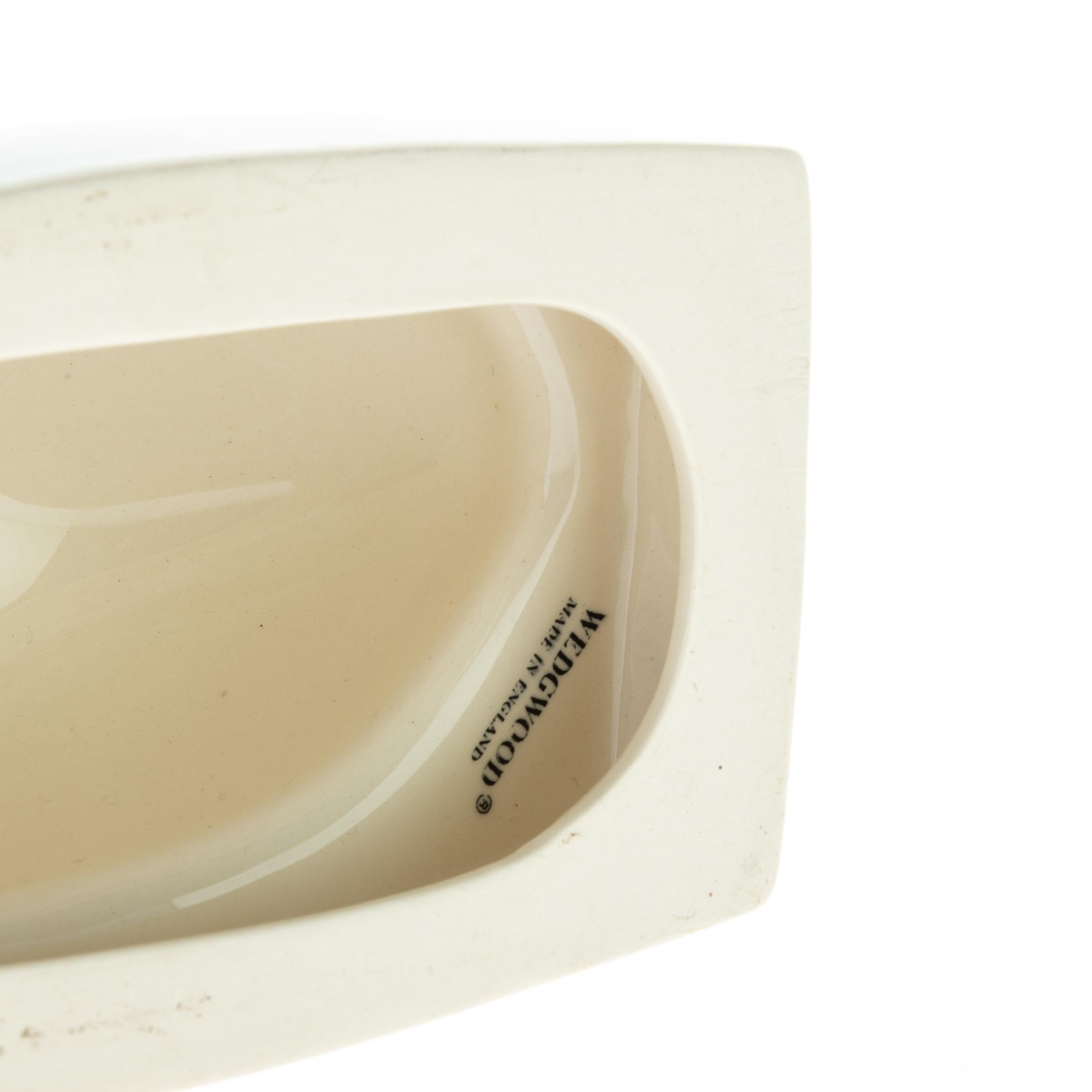 Escultura de cervatillo yacente esmaltada en crema Art Déco de Wedgwood Diseñador John Skeaping en venta 1