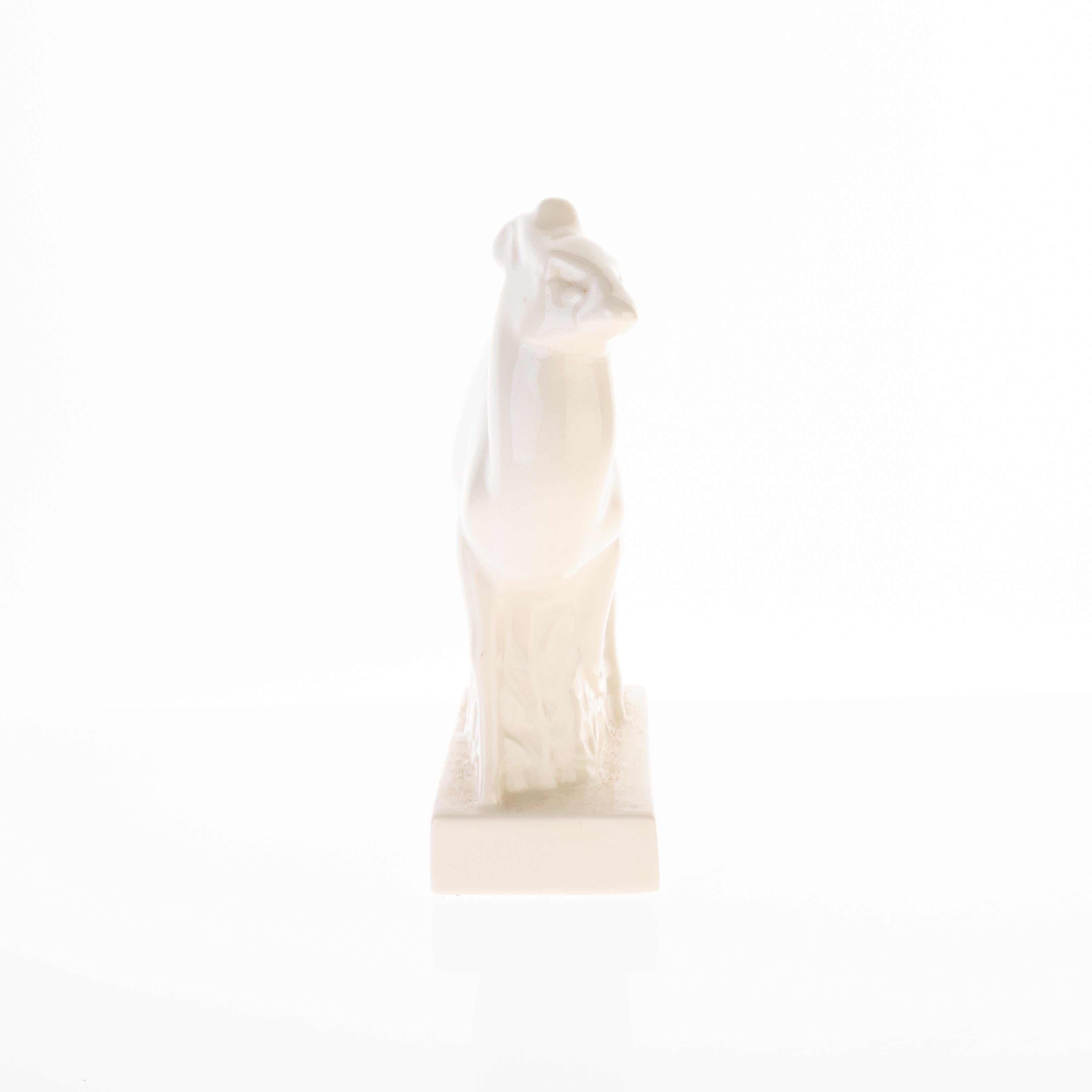 Scultura di cervo in piedi di Wedgwood in stile Art Deco smaltato crema, disegnata da John Skeaping, con marchio alla base.

John Skeaping (1901-1980) è stato un importante scultore e artista britannico che ha collaborato con Wedgwood, la famosa