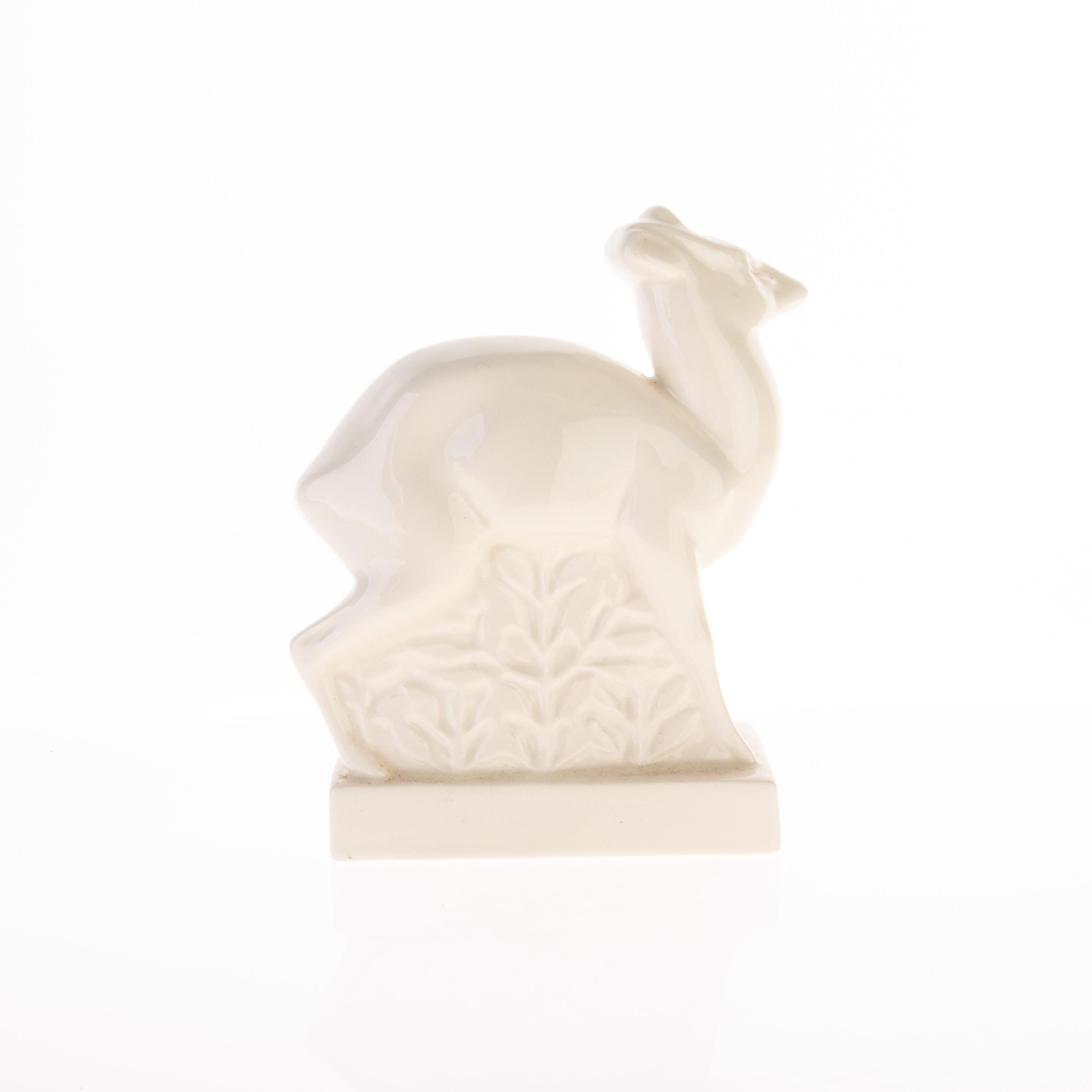 Scultura di cervo in piedi di Wedgwood Art Deco smaltata color crema, disegnata da John Skeaping In condizioni buone a Nottingham, GB