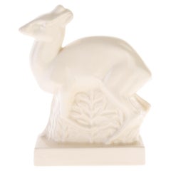 Scultura di cervo in piedi di Wedgwood Art Deco smaltata color crema, disegnata da John Skeaping
