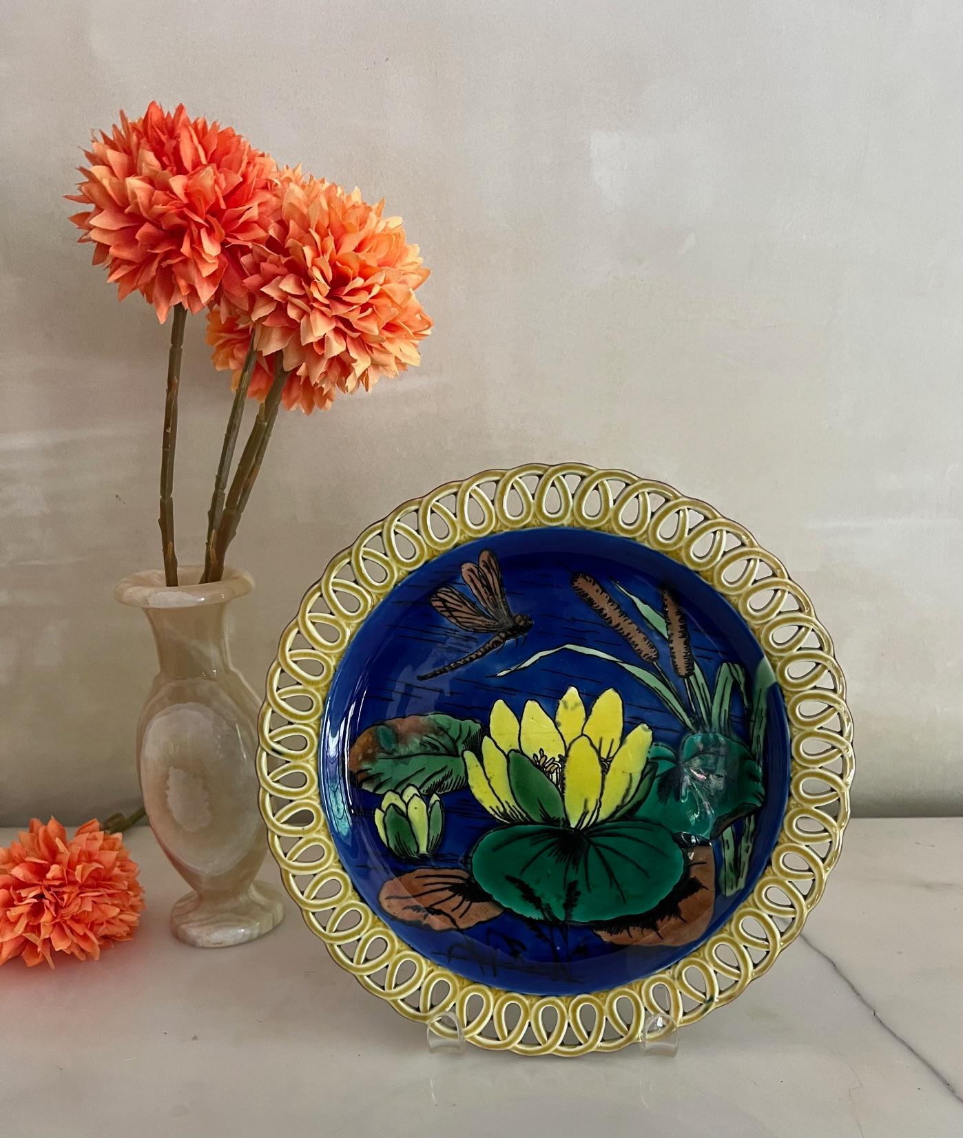 Wedgwood Art Nouveau Assiette Lilypad avec bords réticulés, c. 1874 Bon état - En vente à Ross, CA