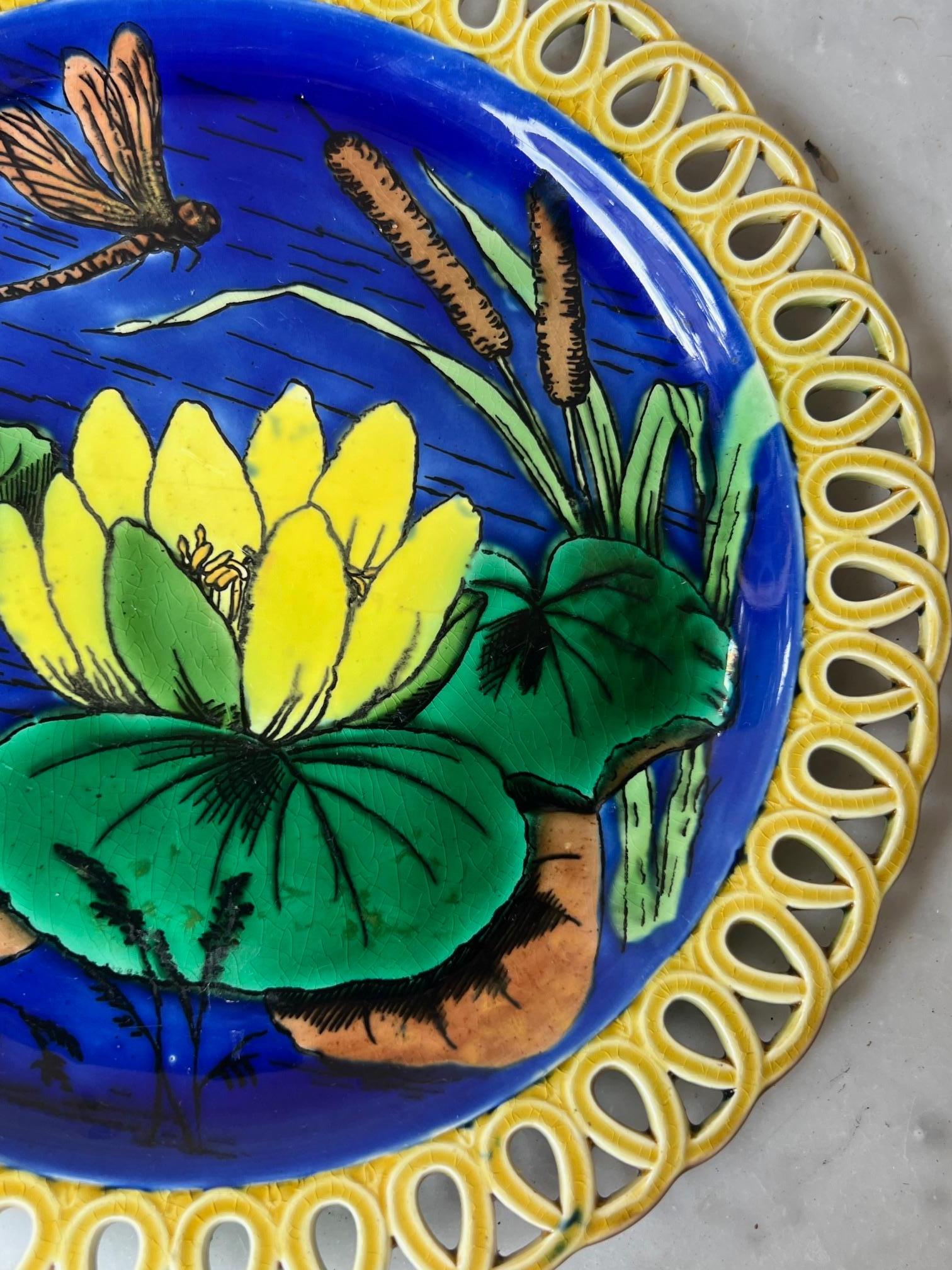 Céramique Wedgwood Art Nouveau Assiette Lilypad avec bords réticulés, c. 1874 en vente