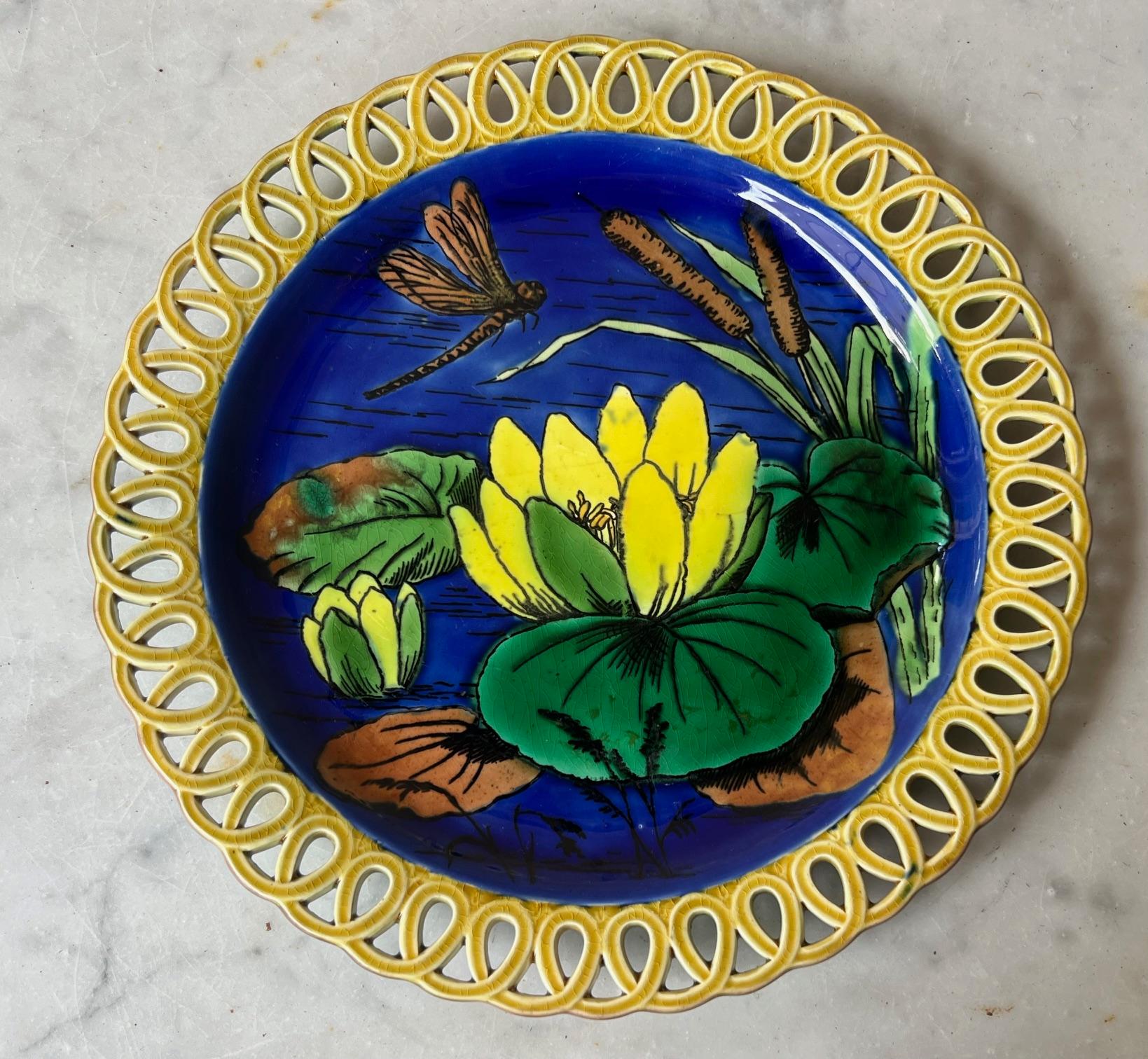 Wedgwood Art Nouveau Assiette Lilypad avec bords réticulés, c. 1874 en vente 1