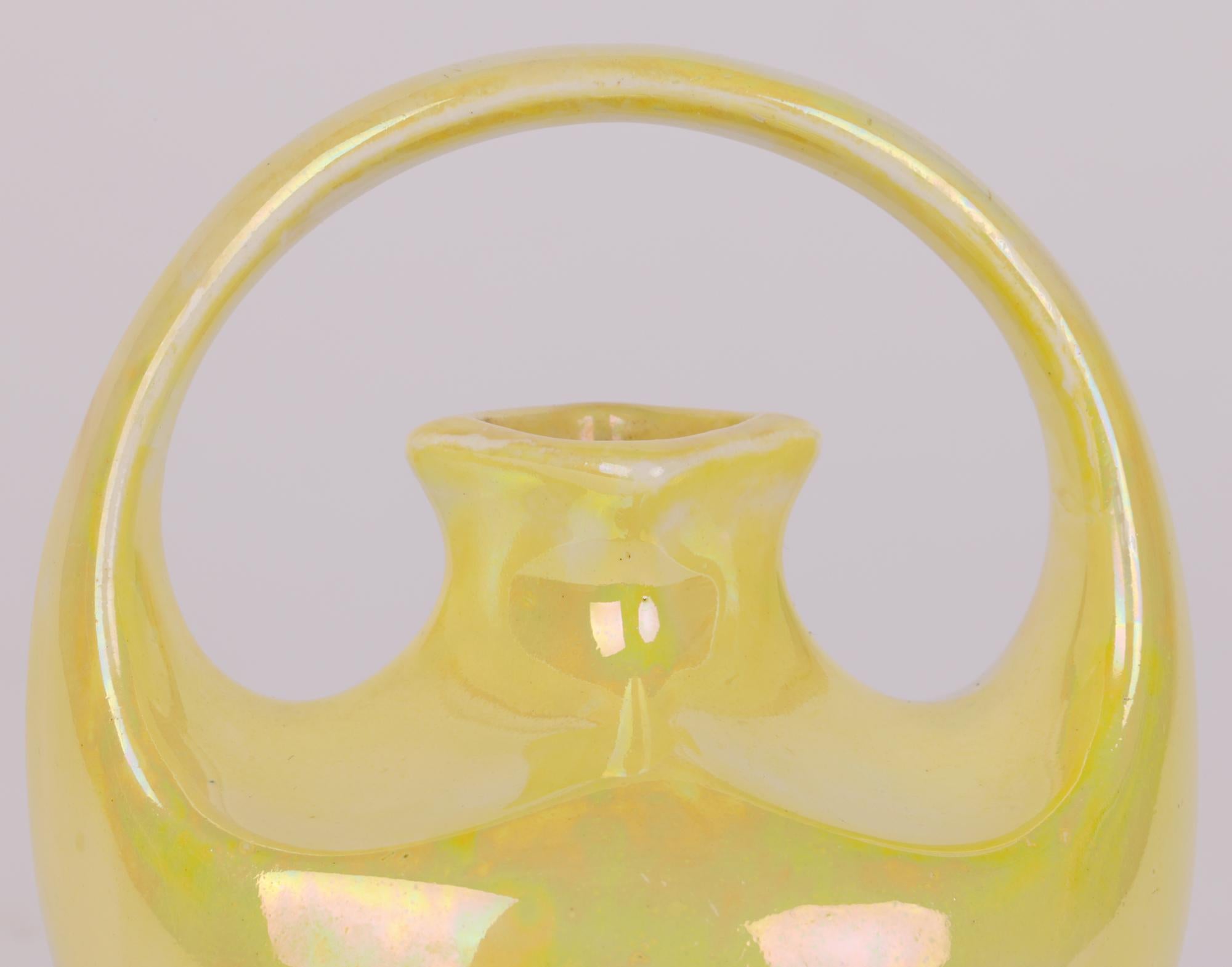 Vase à poignée en forme de boucle Wedgwood Art Nouveau Miniature jaune lustré en vente 3