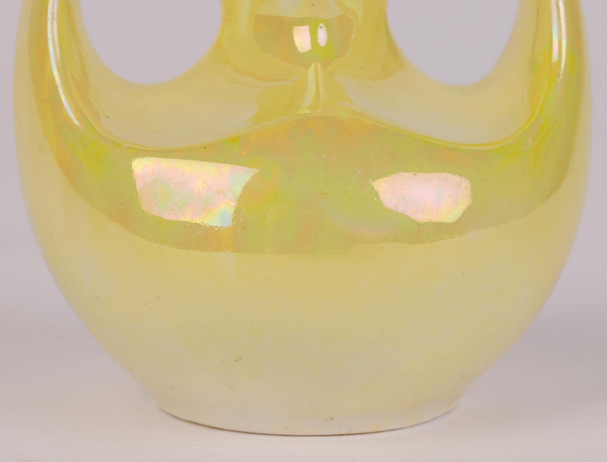 Vase à poignée en forme de boucle Wedgwood Art Nouveau Miniature jaune lustré en vente 4