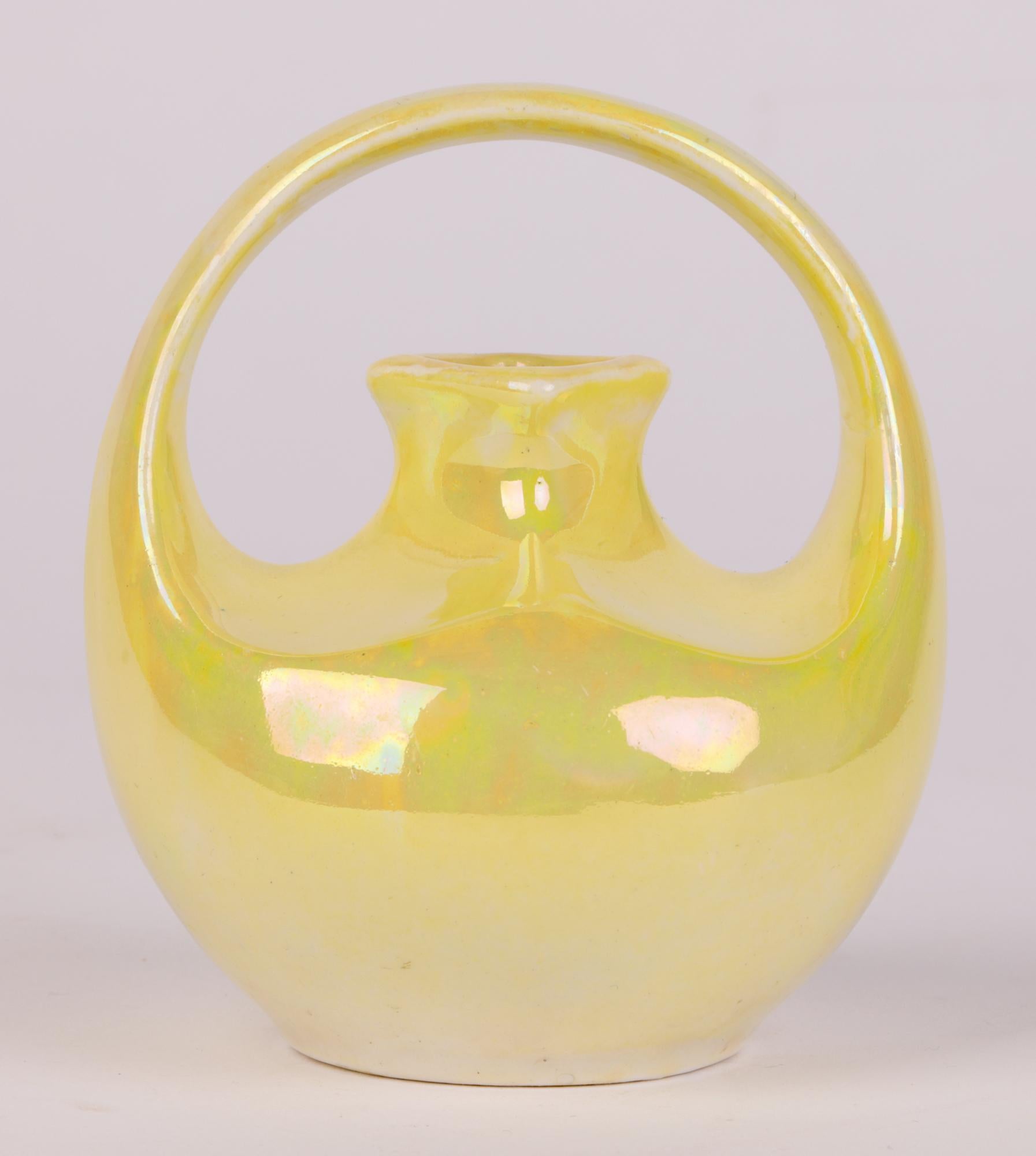 Jugendstil-Vase mit gelbem Lüsterschliff-Griff von Wedgwood im Angebot 5