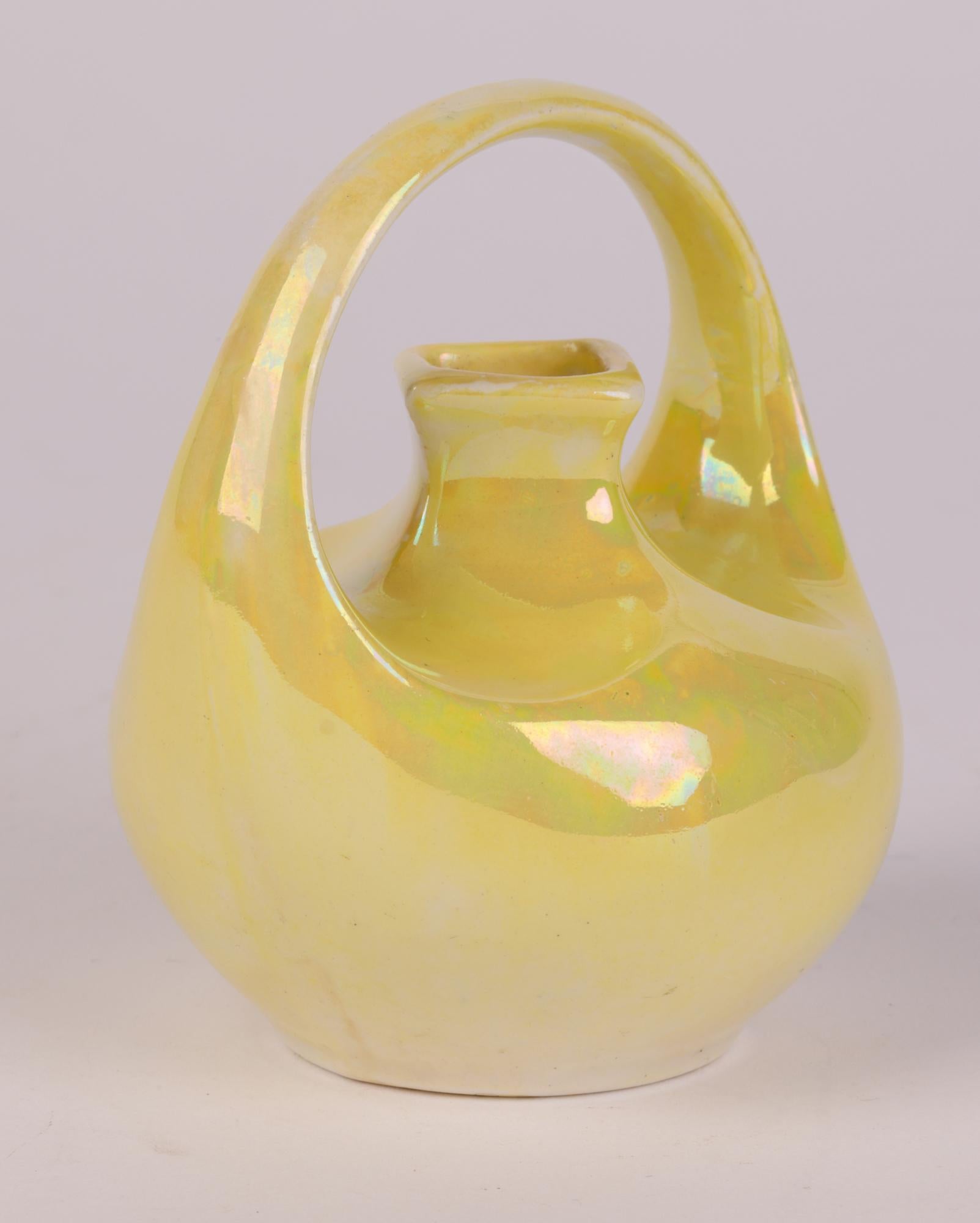 Vase à poignée en forme de boucle Wedgwood Art Nouveau Miniature jaune lustré en vente 7