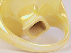 Vase à poignée en forme de boucle Wedgwood Art Nouveau Miniature jaune lustré