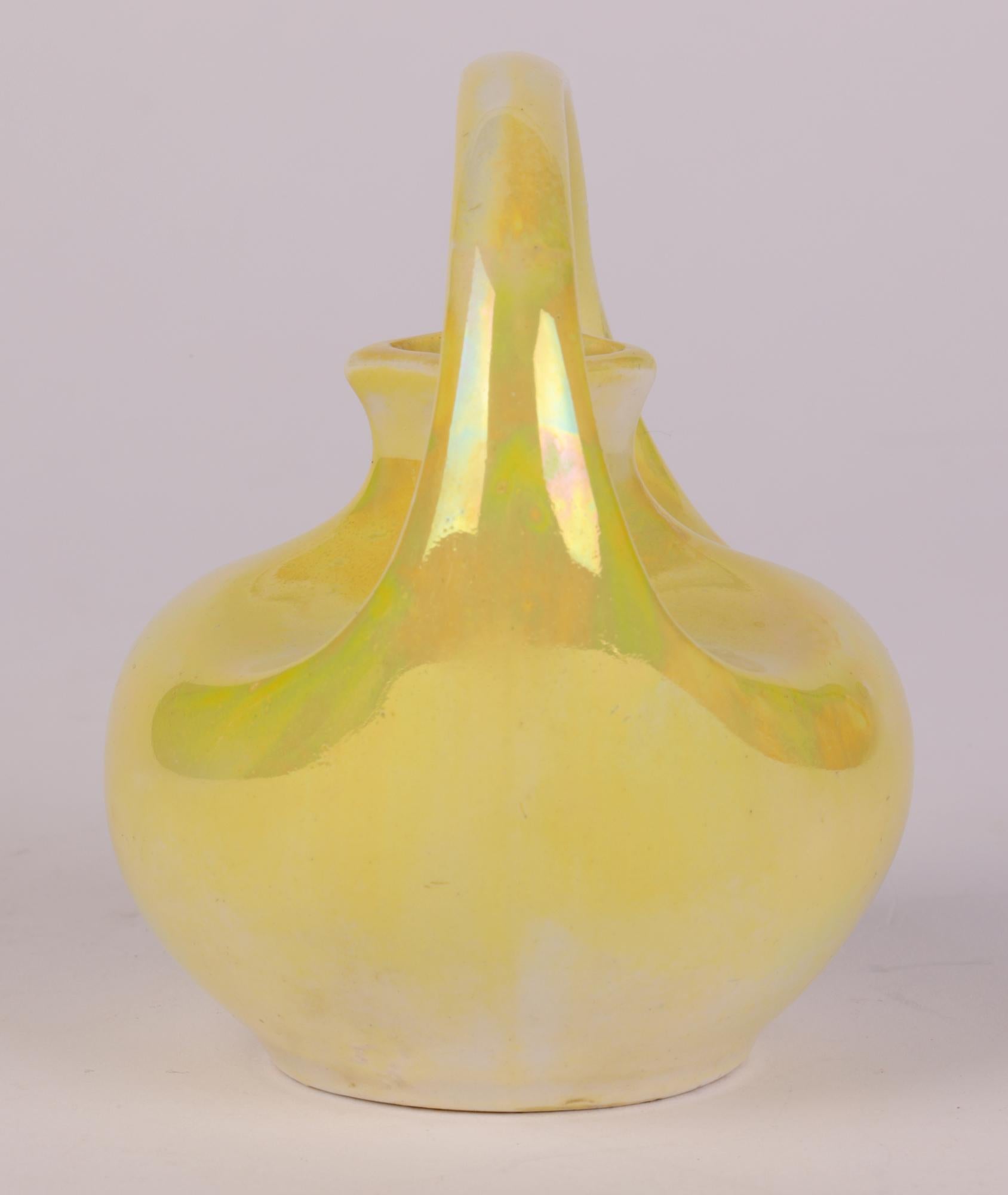 Art nouveau Vase à poignée en forme de boucle Wedgwood Art Nouveau Miniature jaune lustré en vente
